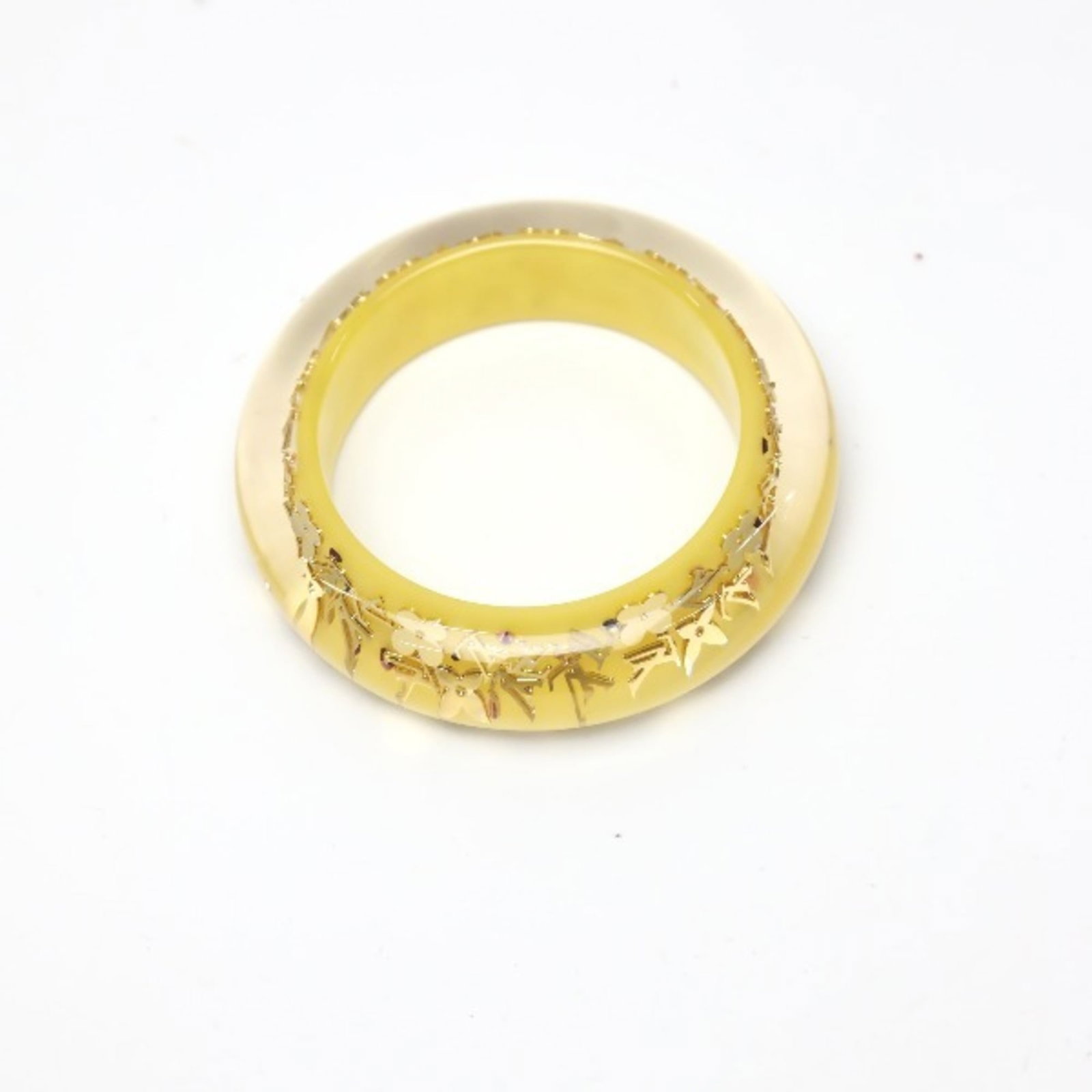 Louis Vuitton Charm Bracelet: Louis Vuitton Charm Bracelet Gold Louis Vuitton Charm Bracelet in very good condition. The bracelet features a few traces of usage, with some scratches and dirt visible, but overall remains in excelle
