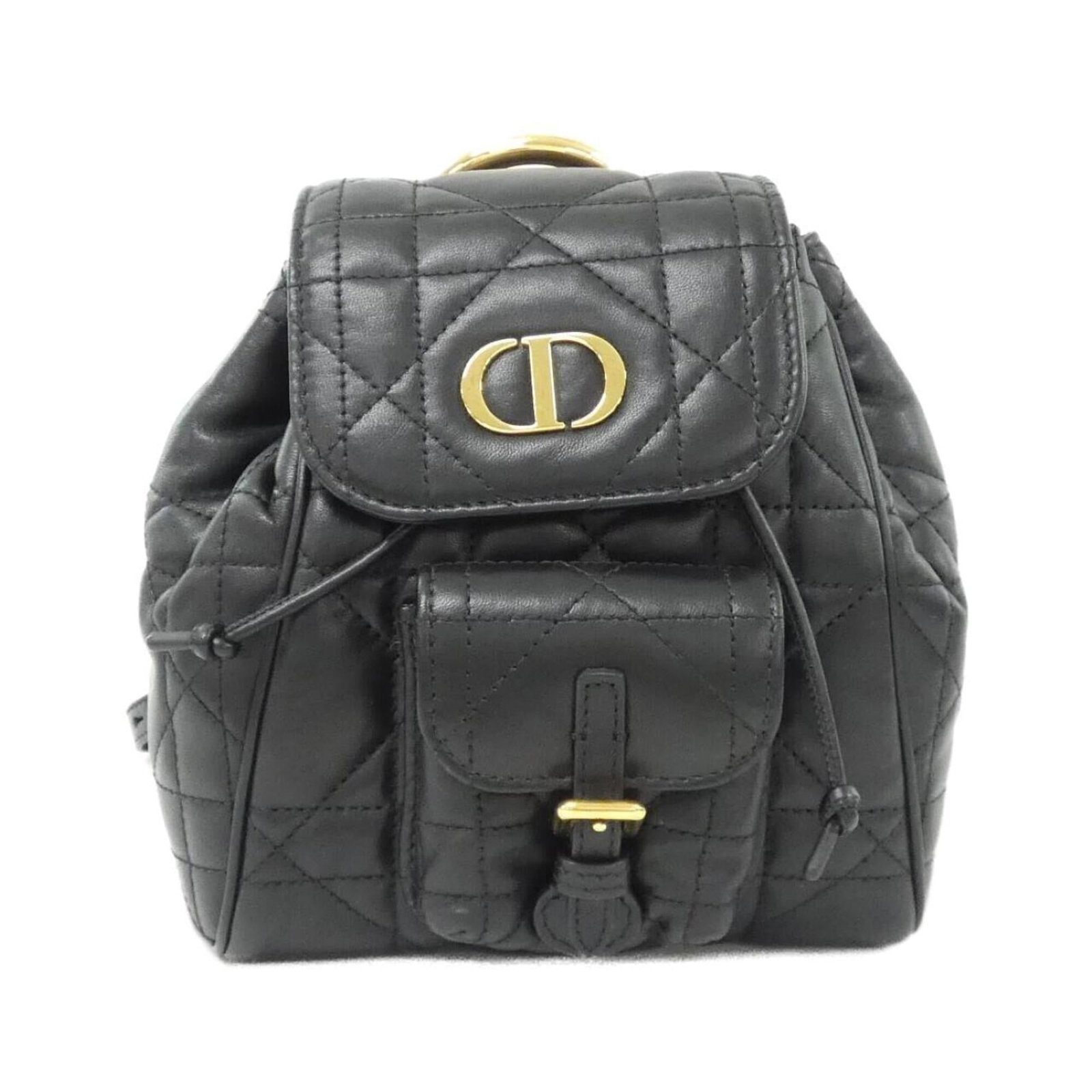 Christian Dior Backpack Leather: Christian Dior Backpack Leather The Christian Dior Backpack Leather is a stylish and versatile accessory in black leather. Measuring 20cm x 17cm x 7cm, this backpack has a sleek design with a few trac