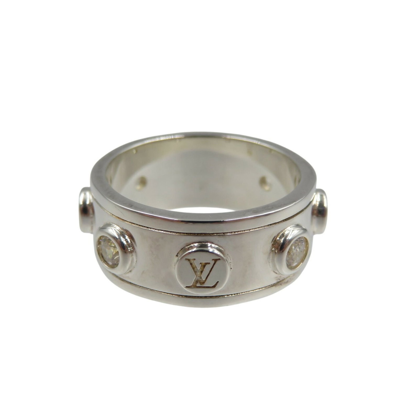 Louis Vuitton Band Ring Silver 925: Louis Vuitton Band Ring Silver 925 Silver 925 band ring from Louis Vuitton, featuring a sleek and modern design. The ring showcases a few traces of usage, with some scratches and dirt visible, yet rem