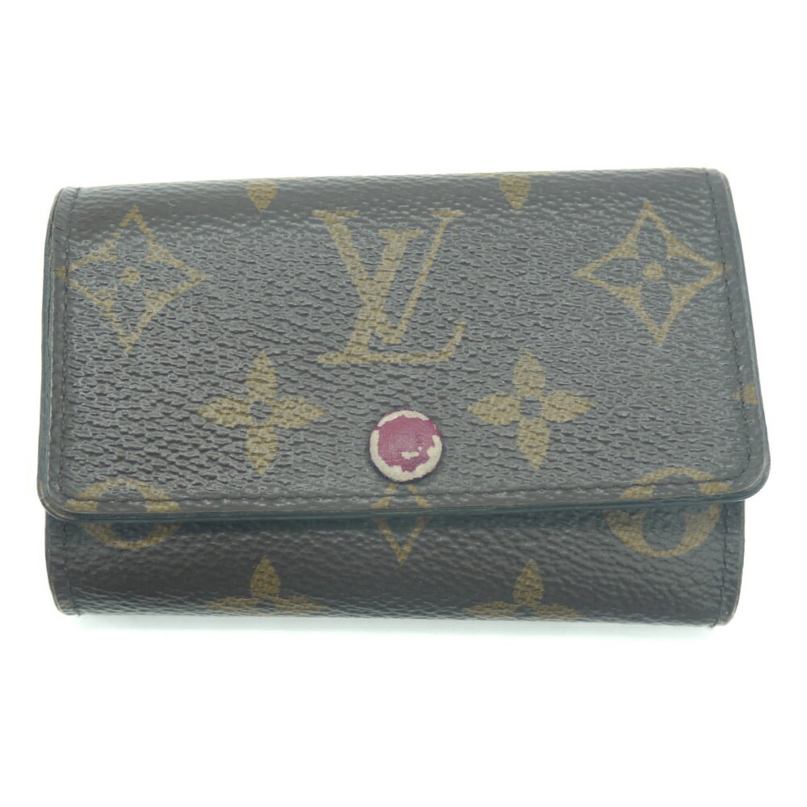 Louis Vuitton Keycase Monogram: Louis Vuitton Keycase Monogram This Louis Vuitton Keycase Monogram features the iconic brand's signature monogram pattern, adding a touch of luxury to any keys. With its classic design and durable con