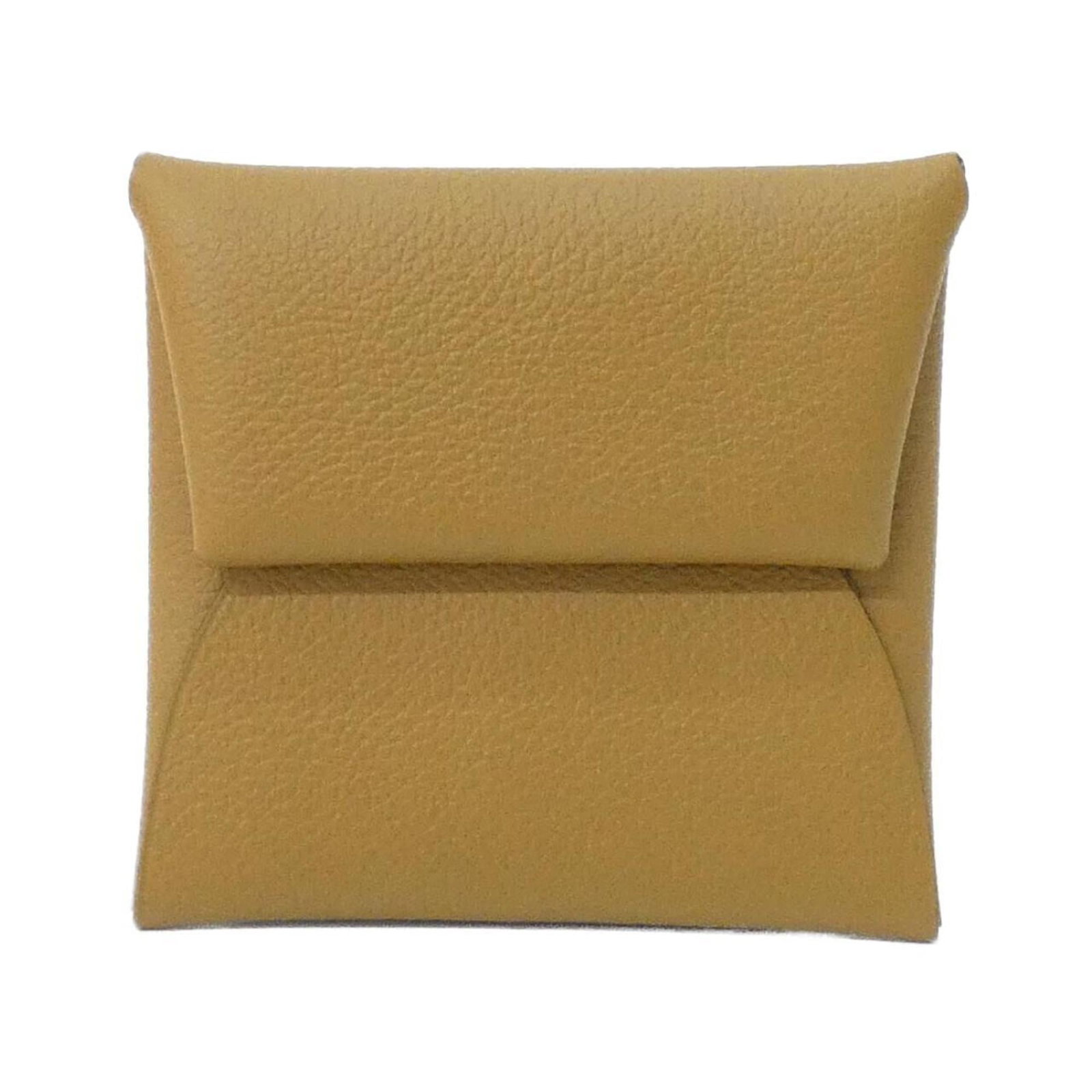 Hermes Coin Purse/Coin Case: Hermes Coin Purse/Coin Case Brown Hermes Coin Purse/Coin Case with some scratches and dirt, still in very good condition. This classic design features a compact size of 8cm x 8cm x 1cm, making it a pr