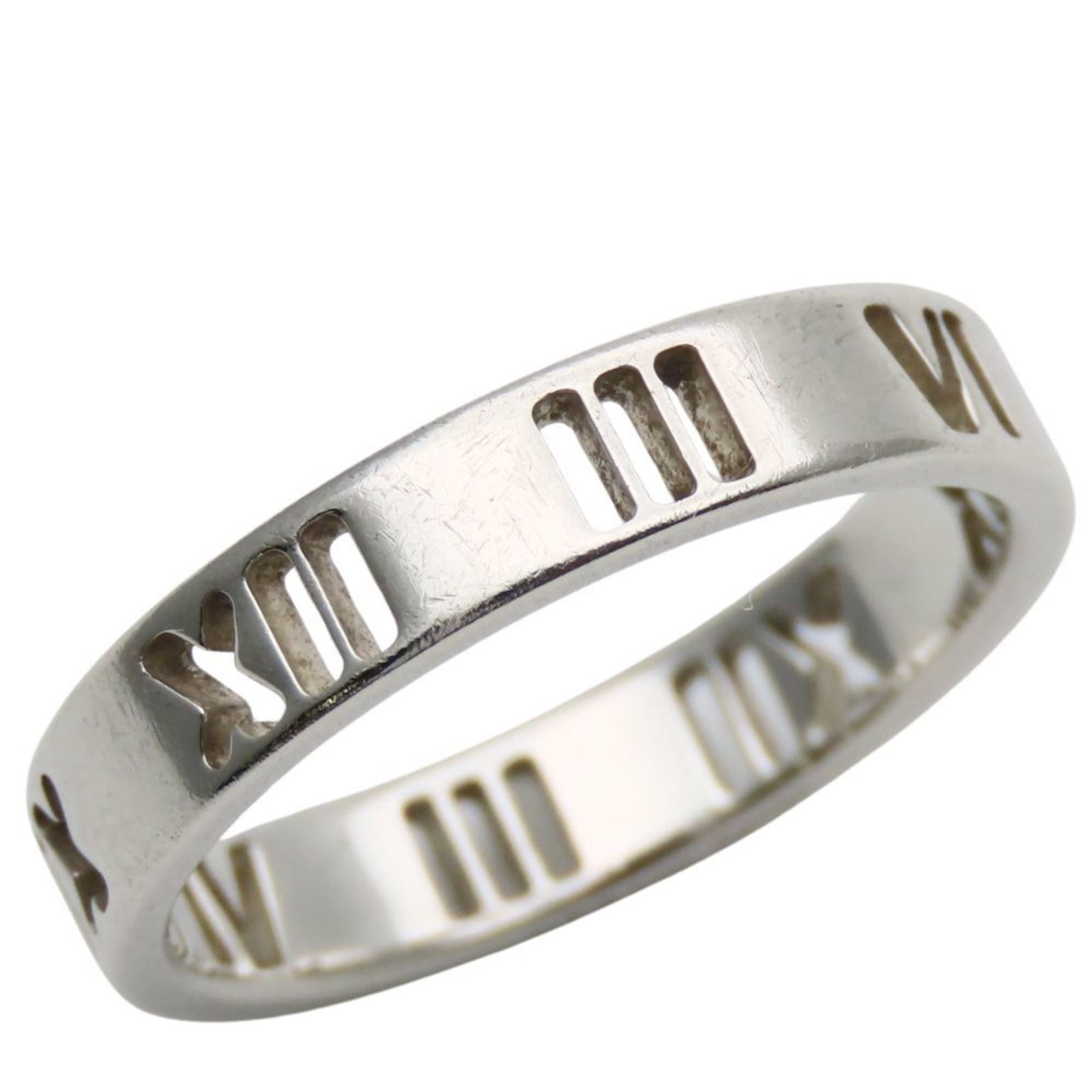 Tiffany Band Ring Silver 925: Tiffany Band Ring Silver 925 The Tiffany Band Ring Silver 925 is a beautiful, pre-owned piece featuring a silver band with a subtle sheen. With its classic design and high-quality construction, this r