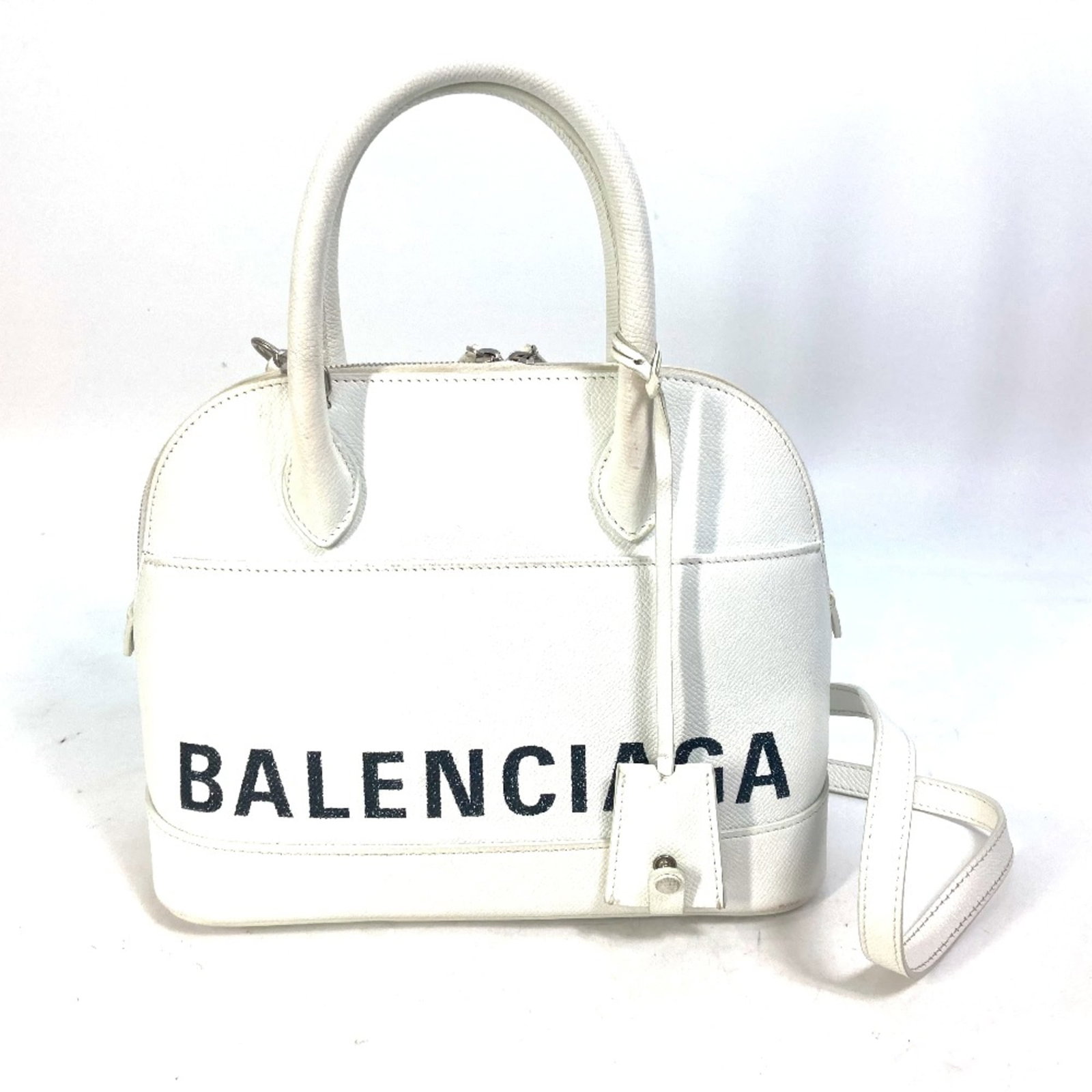 Balenciaga Handbag Leather: Balenciaga Handbag Leather Balenciaga handbag with white leather exterior, featuring a classic design and clean lines. Measuring 19.5cm x 25cm x 11cm, this bag has a shoulder strap that reaches 49.4