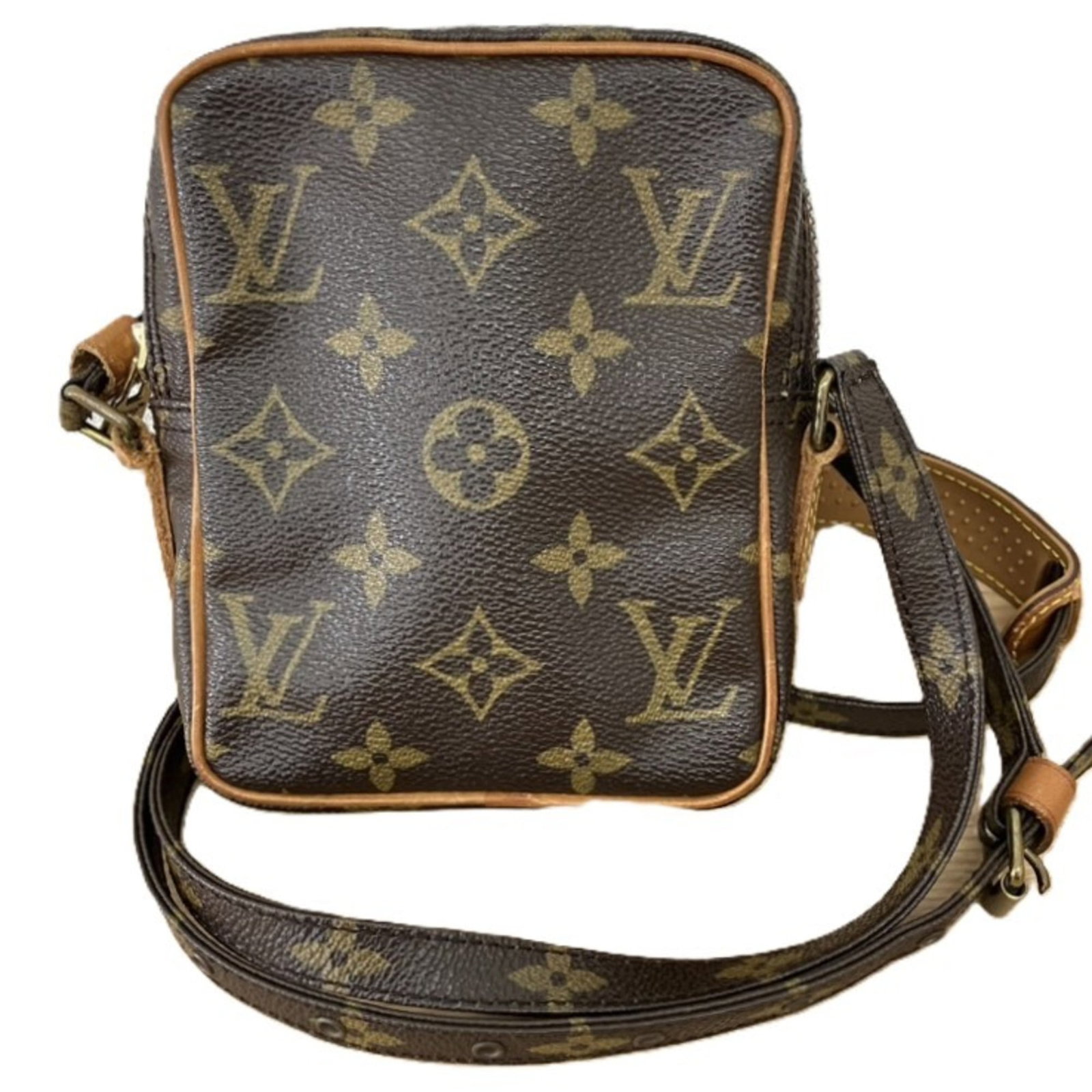 Louis Vuitton Shoulder Bag Monogram: Louis Vuitton Shoulder Bag Monogram This Louis Vuitton Shoulder Bag features the iconic monogram pattern in brown. With its classic design and timeless style, this bag is a versatile accessory for eve