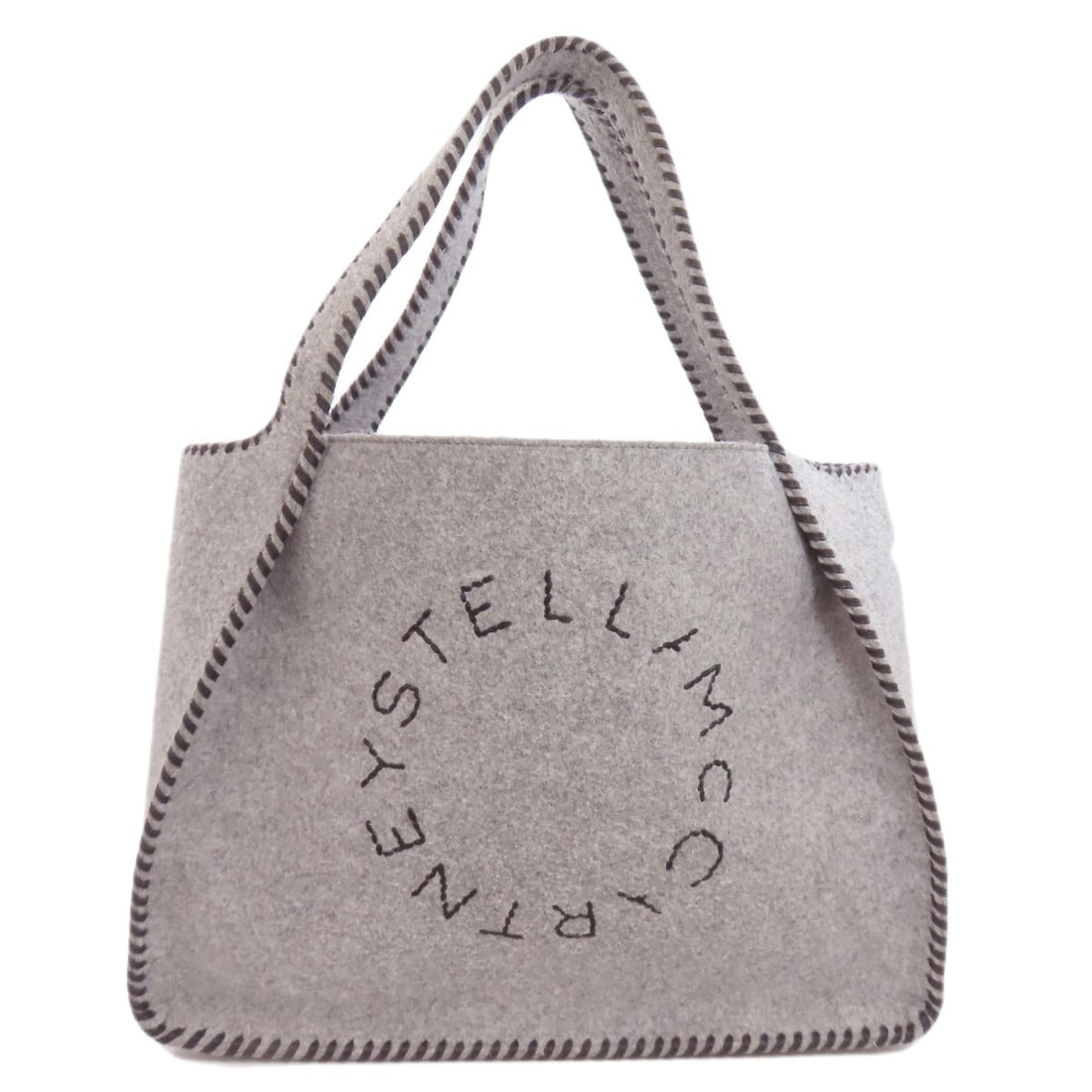 Stella McCartney Felt Bag: Stella McCartney Felt Bag Stella McCartney's felt tote bag features a distinctive gray exterior made from high-quality felt. This stylish and practical bag showcases the brand's attention to detail wi