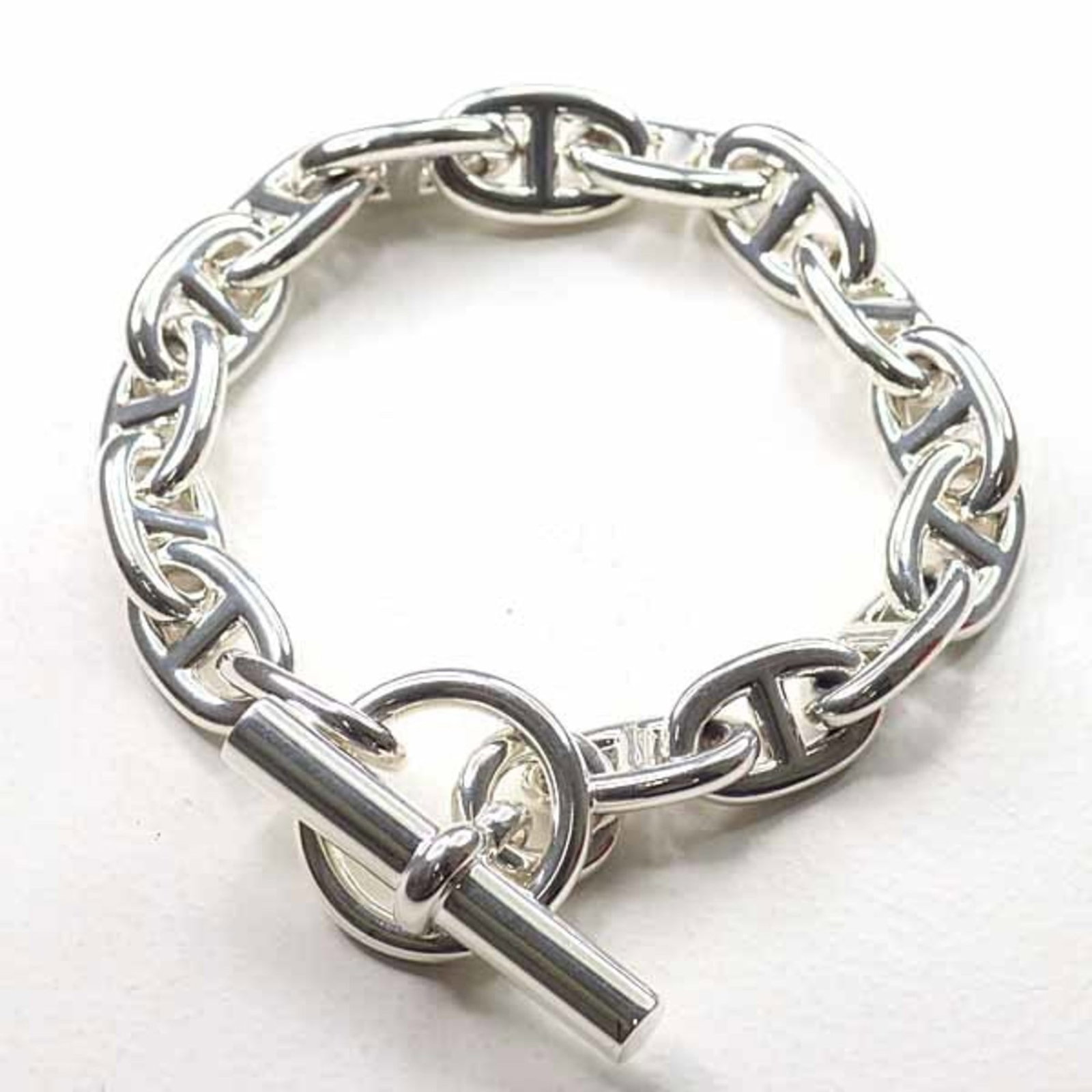 Hermes Charm Bracelet Silver 925: Hermes Charm Bracelet Silver 925 Silver 925 Charm Bracelet from Hermes features a classic design with subtle scratches and minor dirt, giving it a worn-in look. Made from high-quality silver, this cha