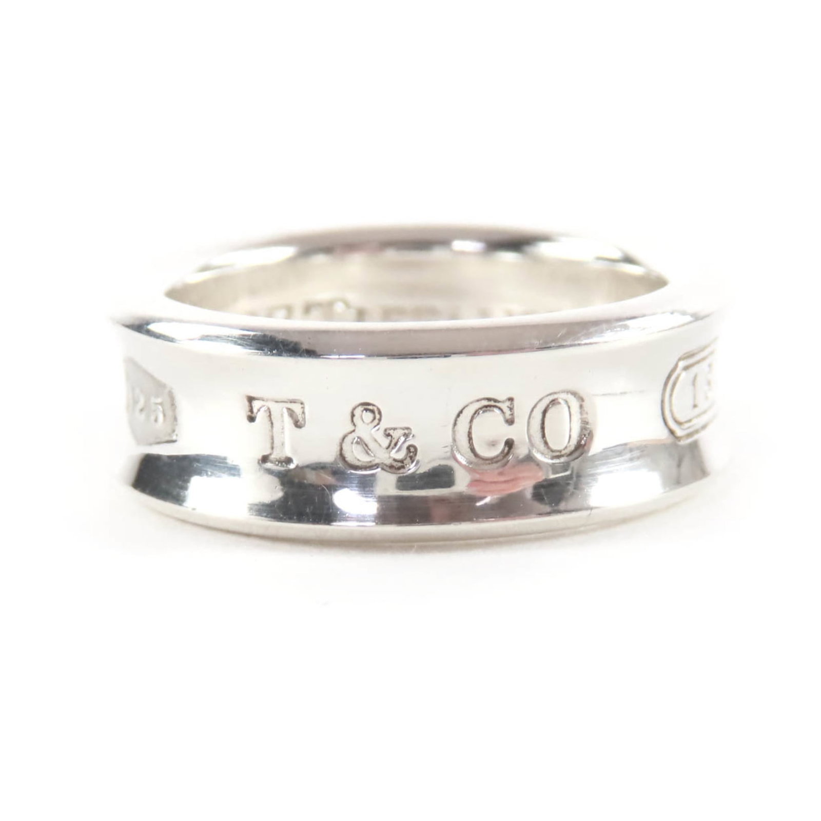 Tiffany Band Ring Silver 925: Tiffany Band Ring Silver 925 Silver 925 band ring from Tiffany features a sleek and modern design. The ring has some minor scratches and dirt, but remains in very good condition overall. Its silver ma