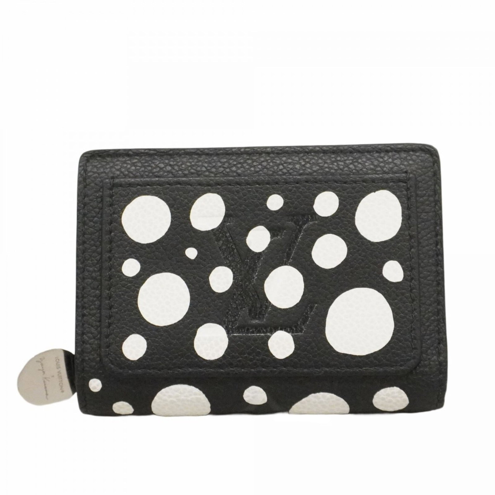 Louis Vuitton Wallet (Bi-Fold): Louis Vuitton Wallet (Bi-Fold) Used Louis Vuitton Bi-Fold Wallet in black. The wallet features a classic design with a size of 8.5cm x 11cm x 2.5cm and shows traces of usage, including scratches and d
