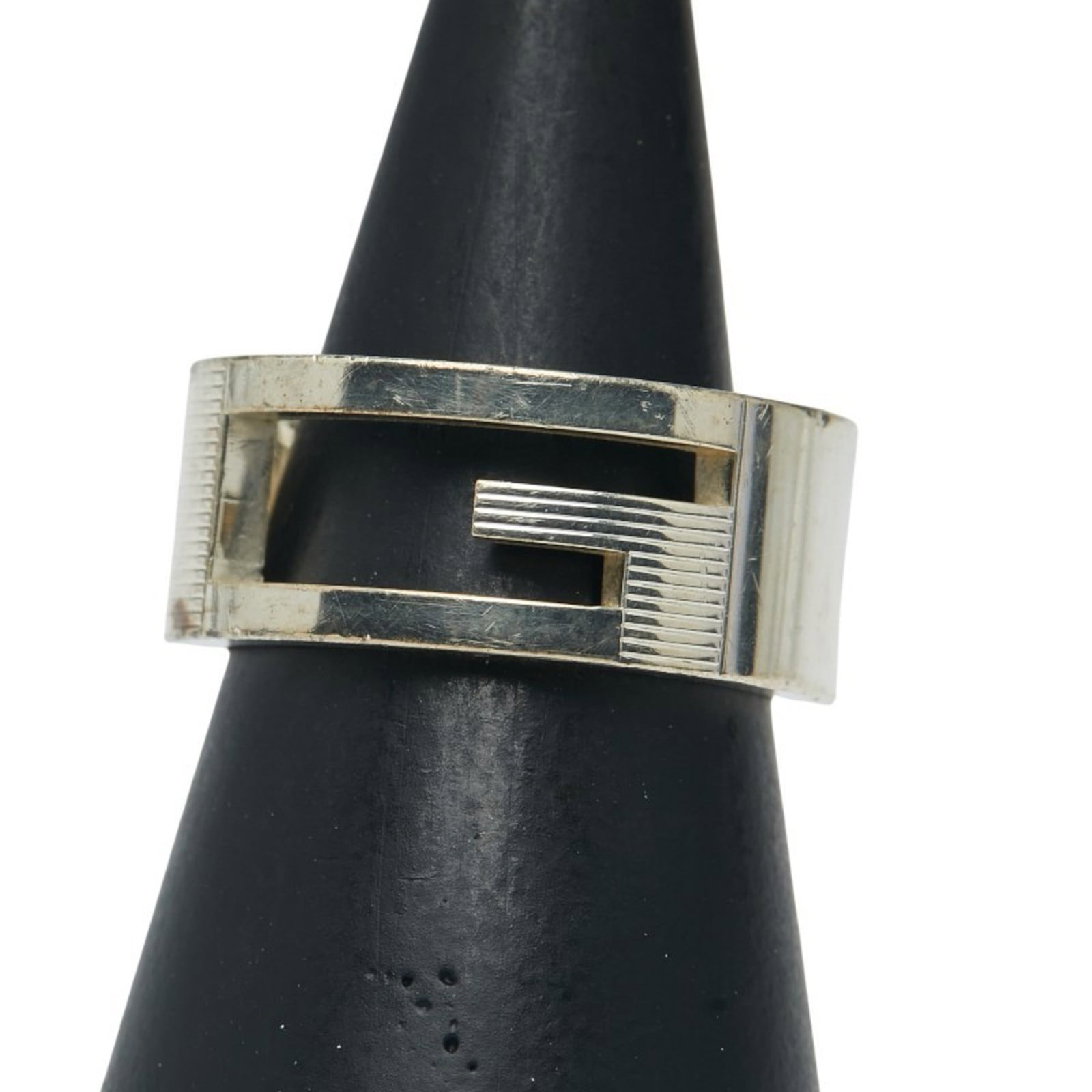 Gucci Band Ring Silver 925: Gucci Band Ring Silver 925 The Gucci Band Ring Silver 925 features a sleek and modern design with a silver finish. This used band ring has some traces of usage, including scratches and dirt, but