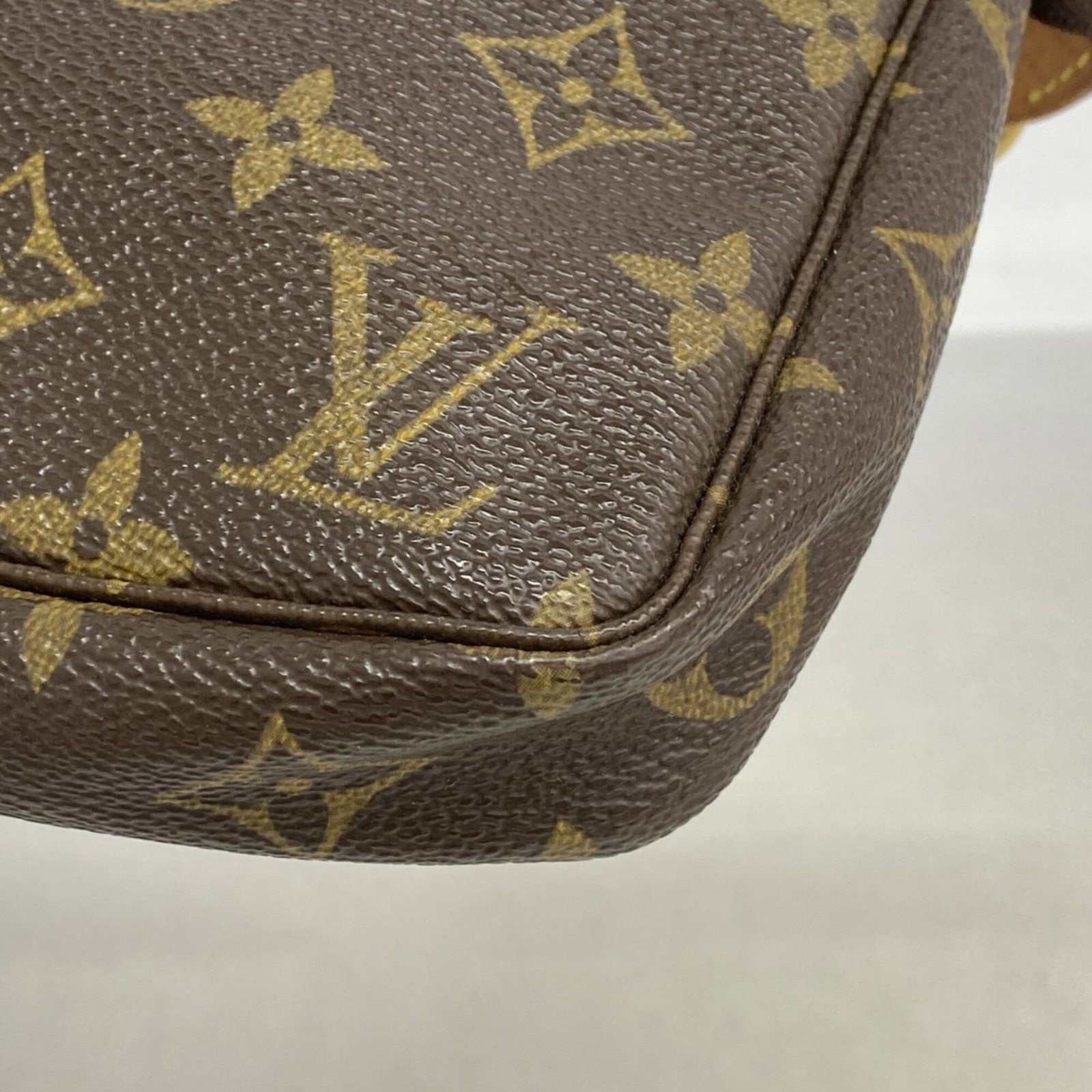 Louis Vuitton Pouch - 9