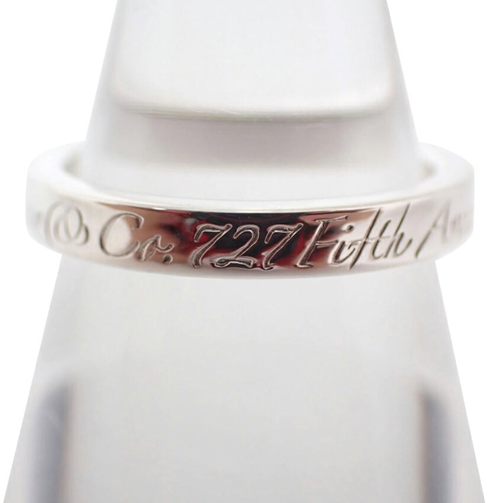Tiffany Band Ring Sterling Silver 925: Tiffany Band Ring Sterling Silver 925 Sterling Silver 925 band ring from Tiffany features a classic design. Made with high-quality sterling silver, this 925 band ring is a timeless choice for everyday