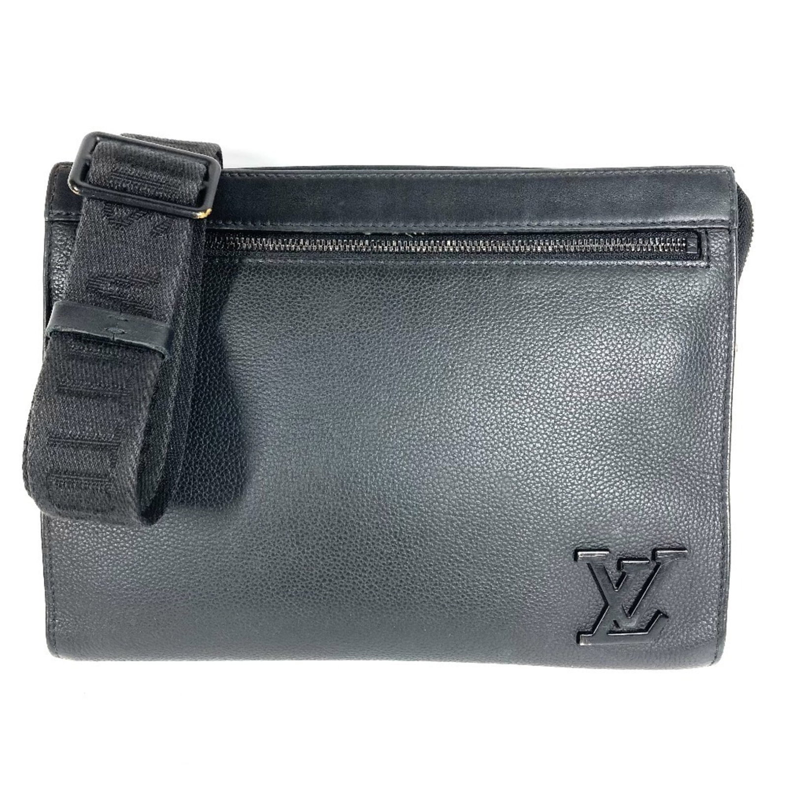 Louis Vuitton Clutch Bag Pochette Shoulder Bag Leather: Louis Vuitton Clutch Bag Pochette Shoulder Bag Leather The Louis Vuitton Clutch Bag Pochette Shoulder Bag Leather features a classic design with a timeless black leather finish. Measuring 21cm x 28cm