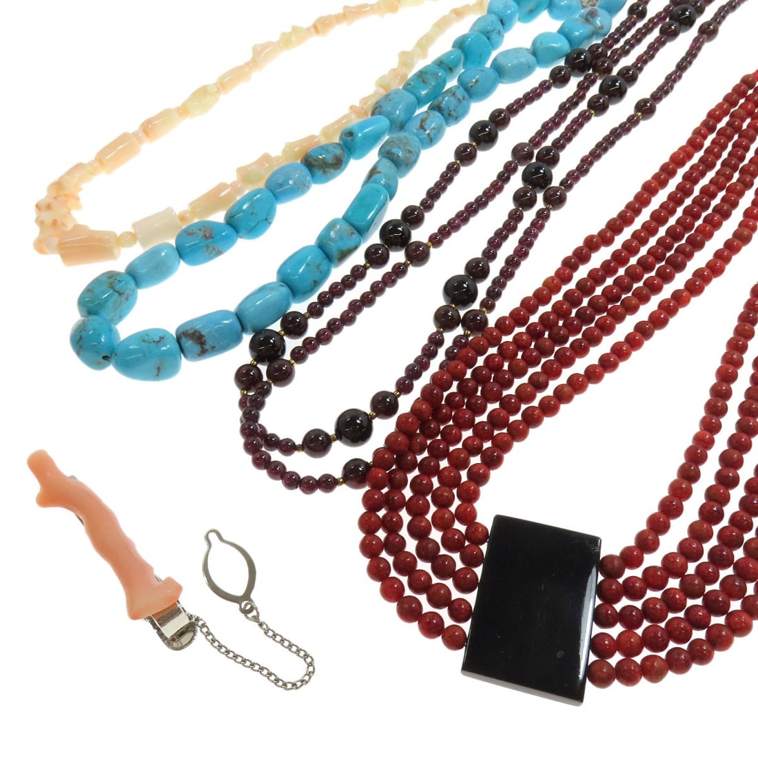 Set of Five Pieces in Gold Coral and Turquoise: Set of Five Pieces in Gold Coral and Turquoise Set in gold coral and turquoise, this necklace boasts a striking blue exterior. Measuring 18.5 inches in length, it offers a versatile design option. The