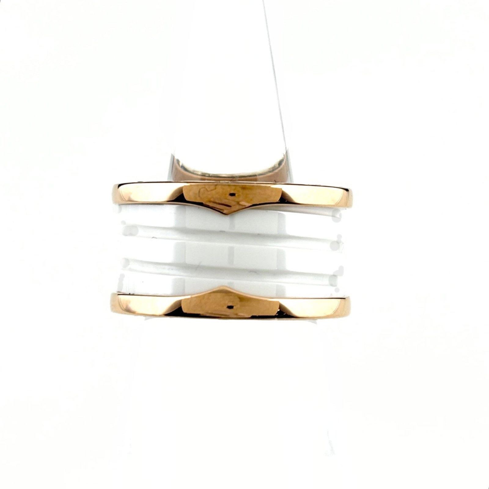 Bvlgari Band Ring Ceramic: Bvlgari Band Ring Ceramic Bvlgari Band Ring Ceramic features a ceramic band with gold accents, showcasing the luxury brand's iconic design. This 18K gold ring measures 12mm in width and weighs 10.3g, 
