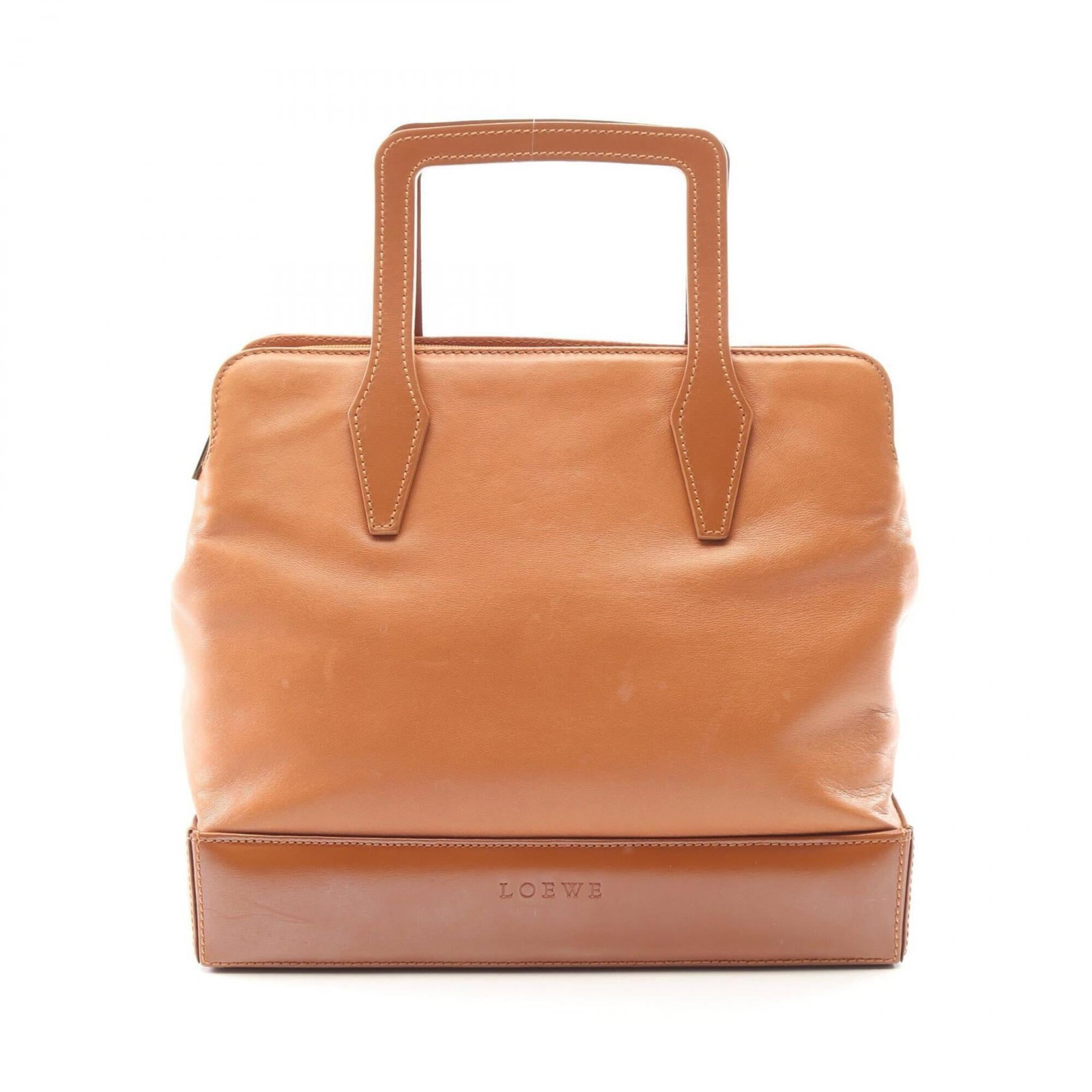 Loewe Handbag Leather: Loewe Handbag Leather This beautiful Loewe handbag features rich brown leather with visible traces of usage and minor scratches. The classic design showcases its timeless elegance, despite being used.