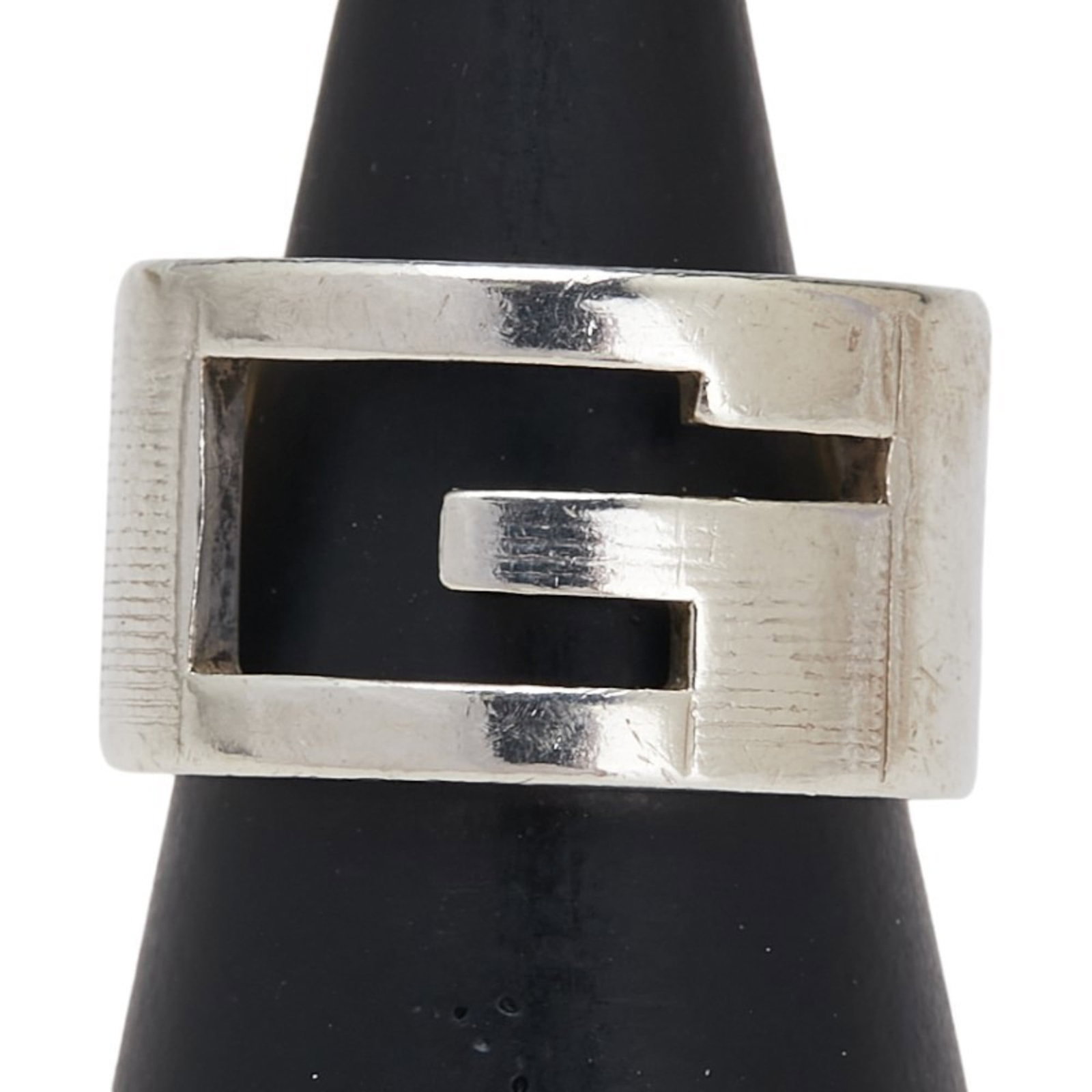Gucci Band Ring Silver 925: Gucci Band Ring Silver 925 Silver Gucci Band Ring with a sleek design and classic style. Made from high-quality Silver 925 material, this band ring features a subtle width of 11.9mm and weighs