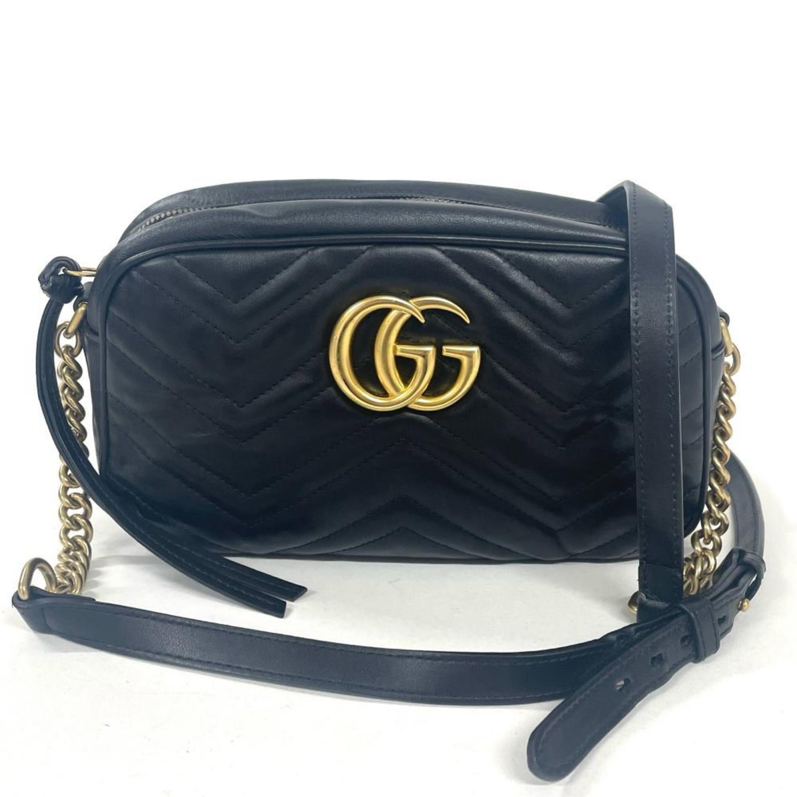 Gucci Shoulder Bag Leather: Gucci Shoulder Bag Leather The Gucci shoulder bag features high-quality black leather and a classic design. With its spacious interior and adjustable strap, this versatile bag can be easily paired wit