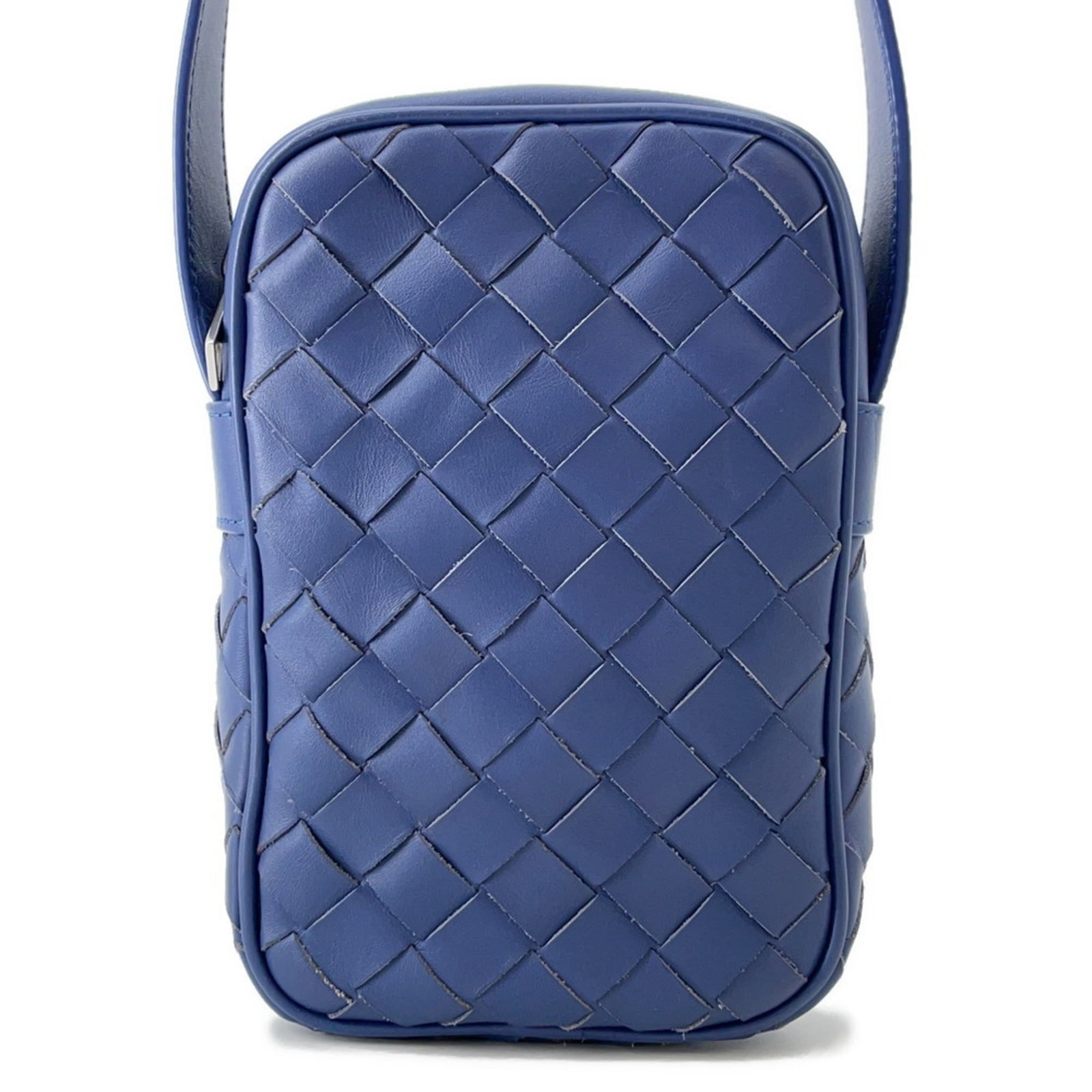 Bottega Veneta Shoulder Bag Leather: Bottega Veneta Shoulder Bag Leather The Bottega Veneta Shoulder Bag Leather offers a sleek and sophisticated design with its blue leather exterior and silver hardware. Measuring 17.5cm x 11cm x 4.5cm,