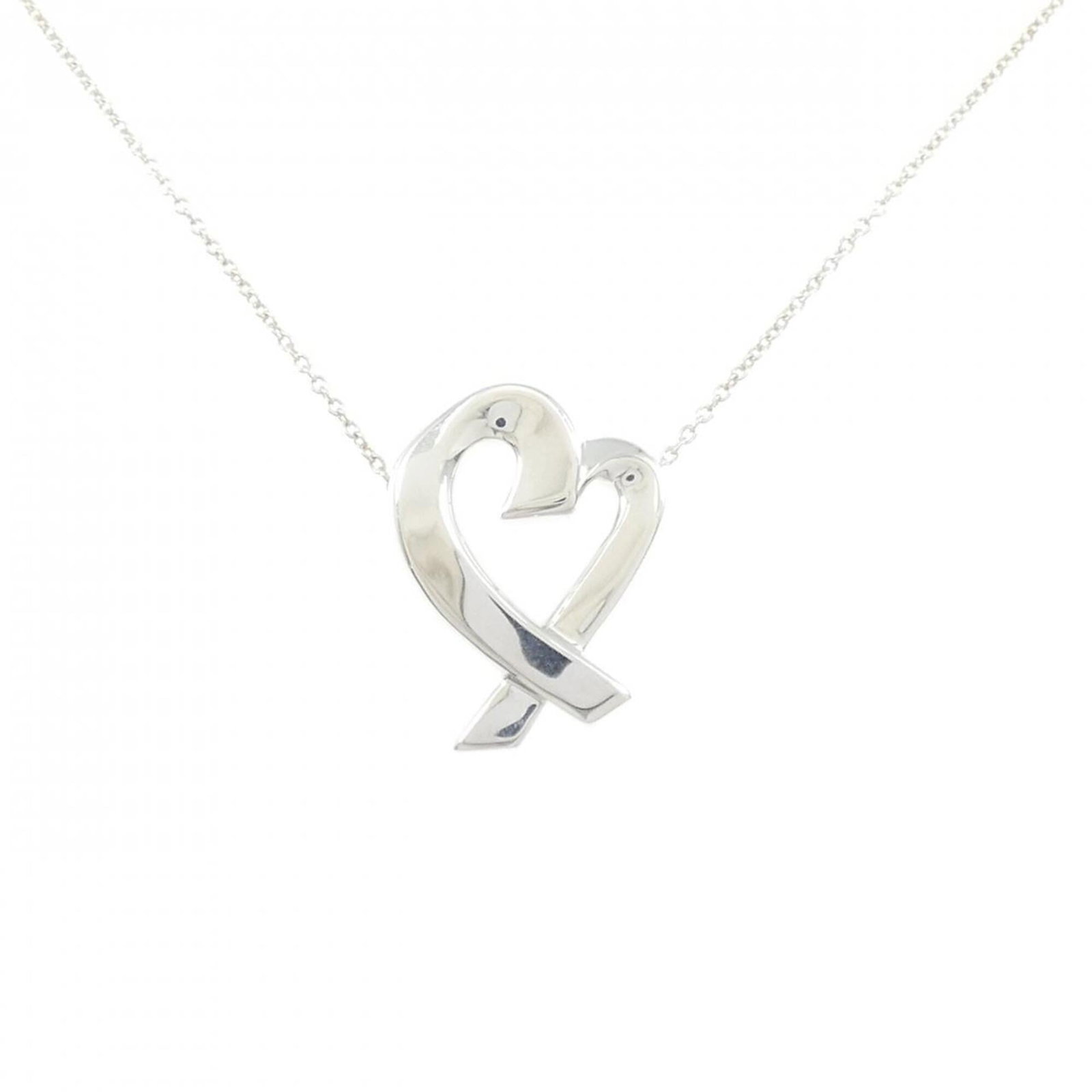 Tiffany Loving Heart Necklace: Tiffany Loving Heart Necklace Tiffany's Loving Heart Necklace is a beautiful silver pendant featuring a classic design. With its 48 cm chain and 21.3mm x 16.2mm heart-shaped pendant, this necklace off