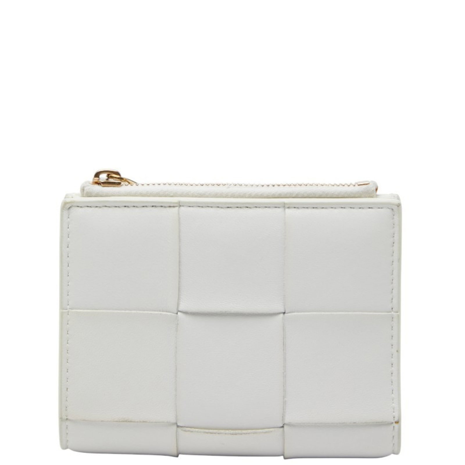 Bottega Veneta Wallet (Bi-Fold) Leather: Bottega Veneta Wallet (Bi-Fold) Leather Used Bottega Veneta Bi-Fold Leather Wallet in White. This classic wallet features clean lines and a timeless design, with visible scratches and minor dirt marks