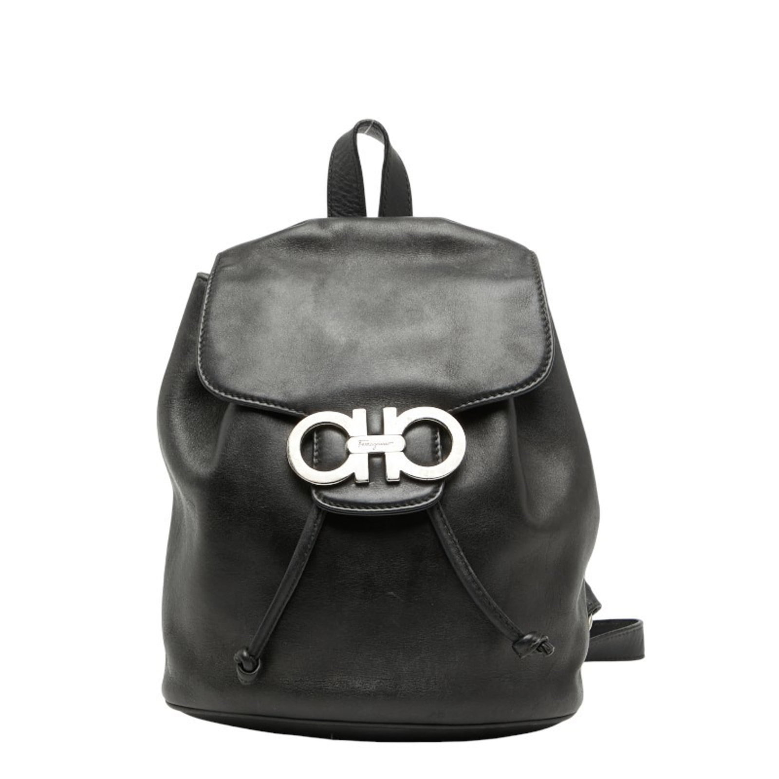 Salvatore Ferragamo Backpack Leather: Salvatore Ferragamo Backpack Leather This Salvatore Ferragamo backpack features sleek black leather and a classic design. With its magnet closure and adjustable strap length, it provides a comfortable