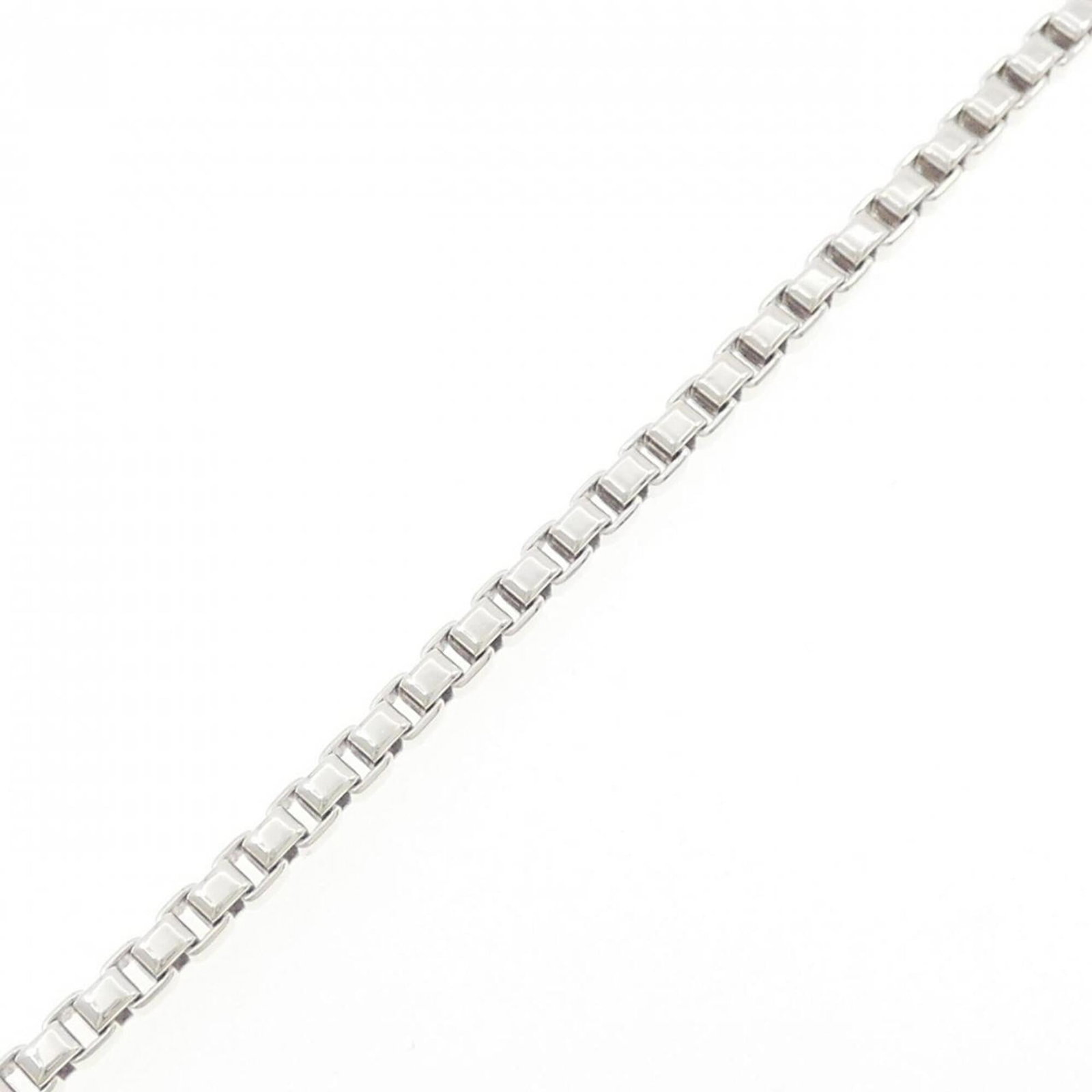 Tiffany Charm Bracelet Silver 925: Tiffany Charm Bracelet Silver 925 Silver 925 Tiffany Charm Bracelet, featuring a high-quality silver construction and a classic charm design. This like-new, used bracelet boasts hardly any traces of u