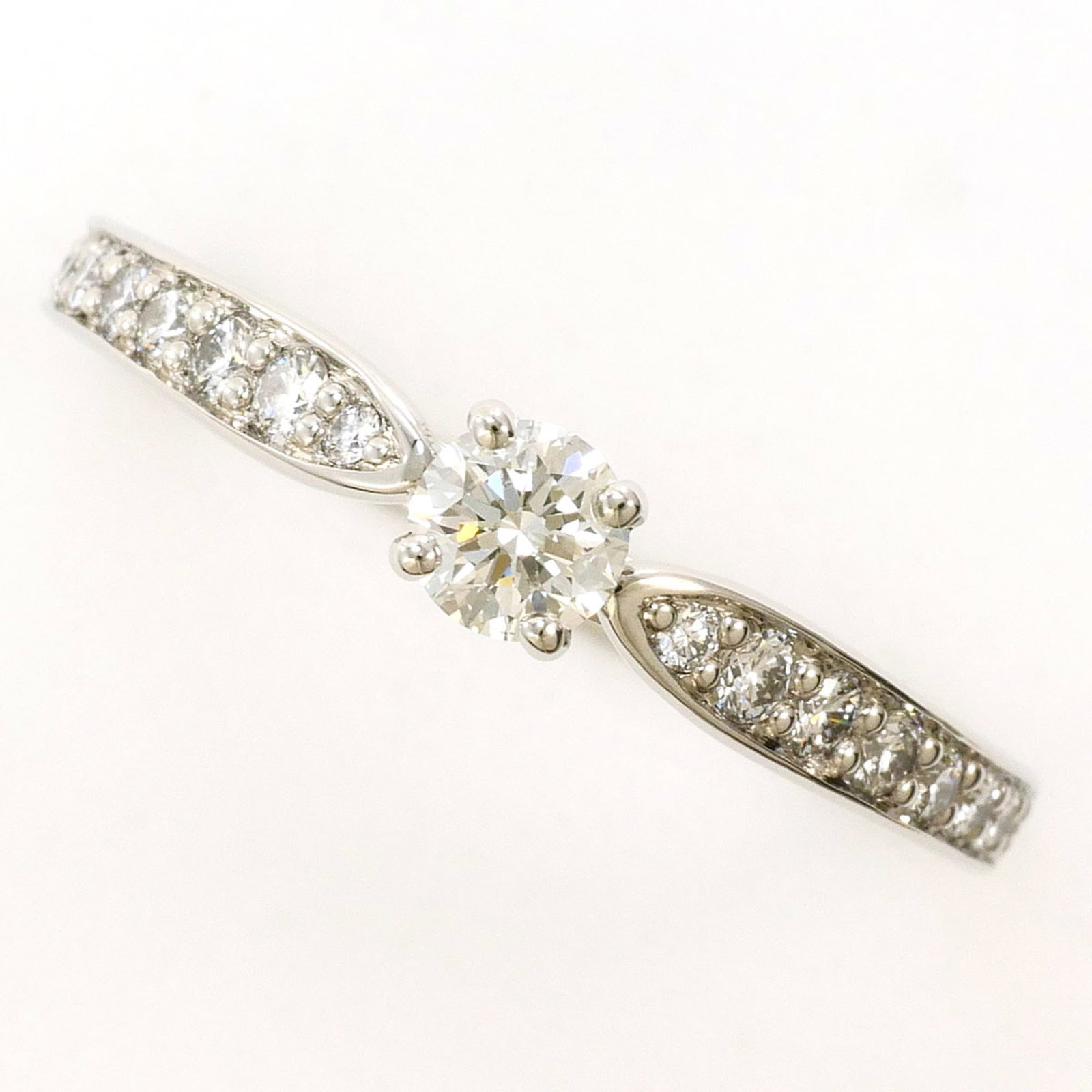 Tiffany Band Ring Platinum 950: Tiffany Band Ring Platinum 950 Platinum band ring with a diamond stone weighing 0.19 carats, set in platinum 950 material and available in size US 6. This piece features a Vvs1 clarity and is made fro