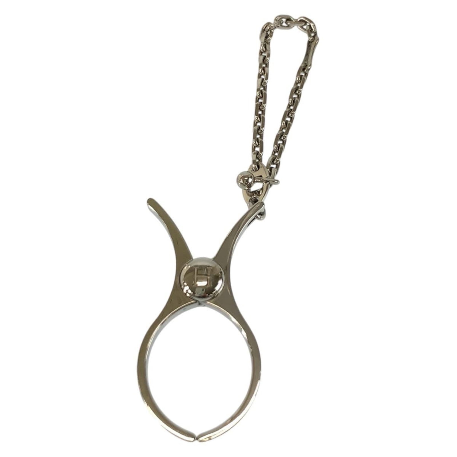 Hermes Glove Holder Metal: Hermes Glove Holder Metal Silver Hermes Glove Holder for a touch of elegance. Made from metal and measuring 6cm x 3cm, this glove holder has some scratches and dirt, but remains in very good