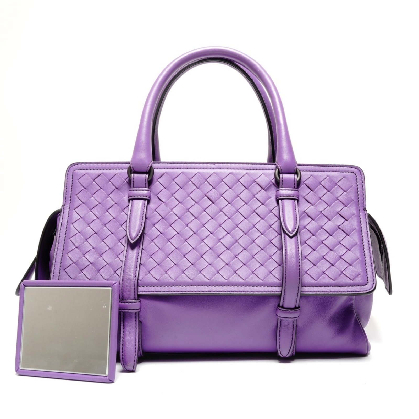 Bottega Veneta Handbag: Bottega Veneta Handbag Bottega Veneta's iconic handbag boasts a rich purple hue, perfectly balanced by its sleek design and sophisticated style. Measuring 18cm x 27cm x 12cm, this versatile bag featur