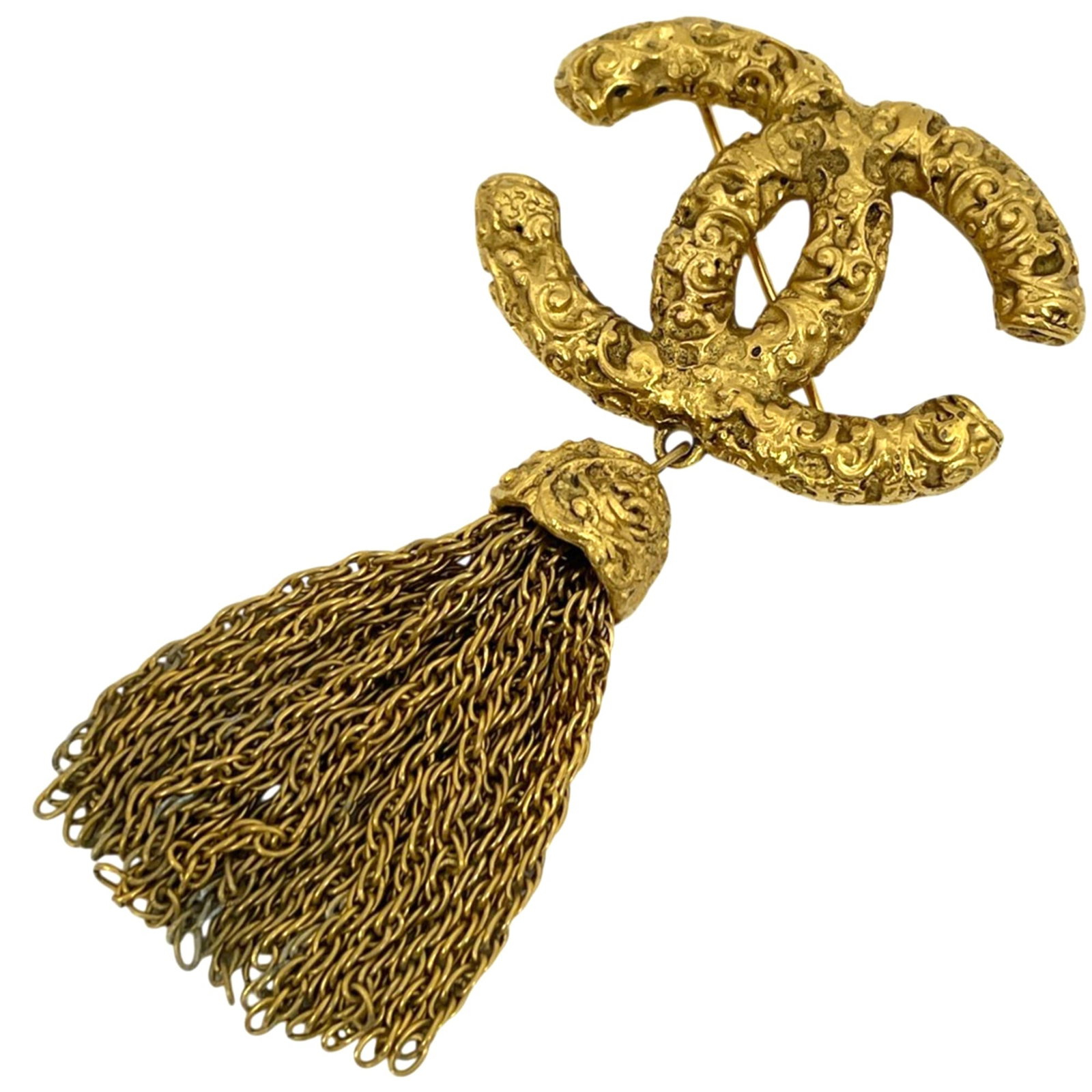 Chanel Brooch: Chanel Brooch This gold Chanel brooch boasts a timeless design with a charm size of 4.2cm x 8cm. With its classic style and subtle signs of usage, this piece remains an attractive addition to any coll