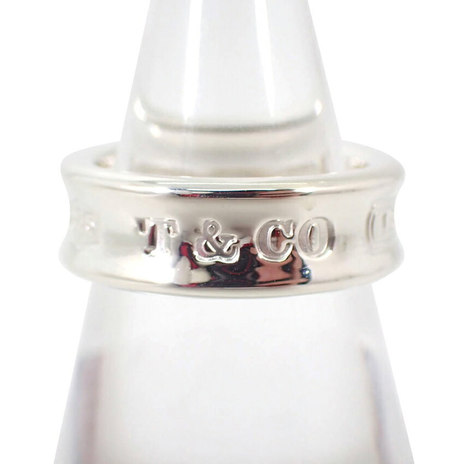 Tiffany Band Ring Sterling Silver 925: Tiffany Band Ring Sterling Silver 925 Sterling Silver 925 band ring from Tiffany Type features elegant design. The used condition showcases some scratches and dirt, with only minor traces of usage. A 