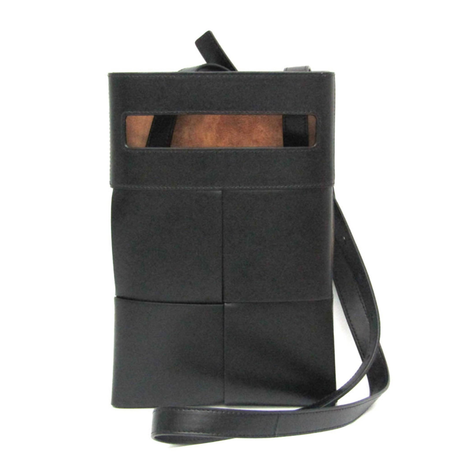 Bottega Veneta Shoulder Bag Leather: Bottega Veneta Shoulder Bag Leather This Bottega Veneta shoulder bag features high-quality black leather with a few traces of usage, some scratches and dirt. The bag's classic design and timeless