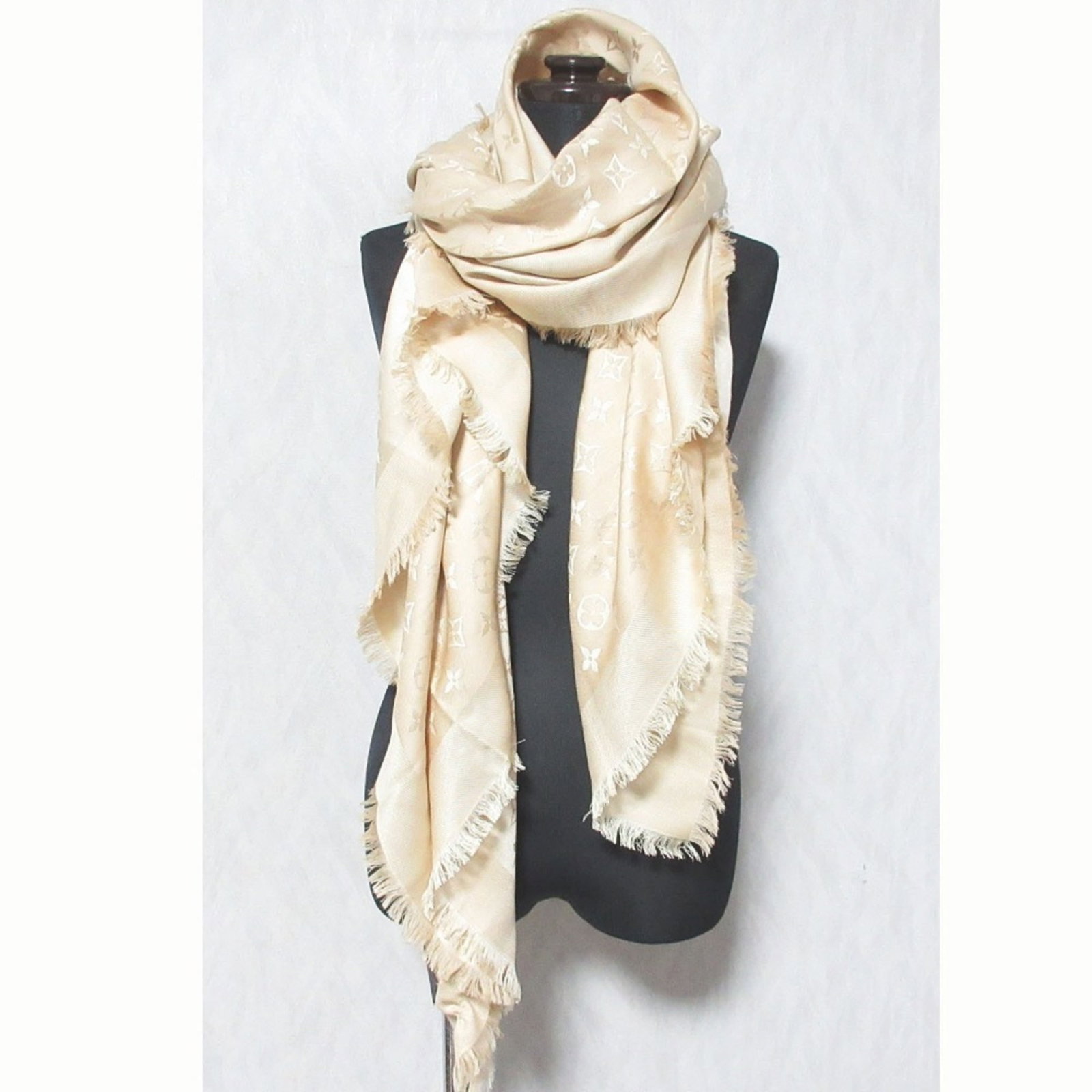 Louis Vuitton Stole Silk Wool: Louis Vuitton Stole Silk Wool Silk and wool blend in this Louis Vuitton stole, featuring a natural beige color with subtle gold accents. The item measures 1.4m x 1.4m and shows some minor signs of usa