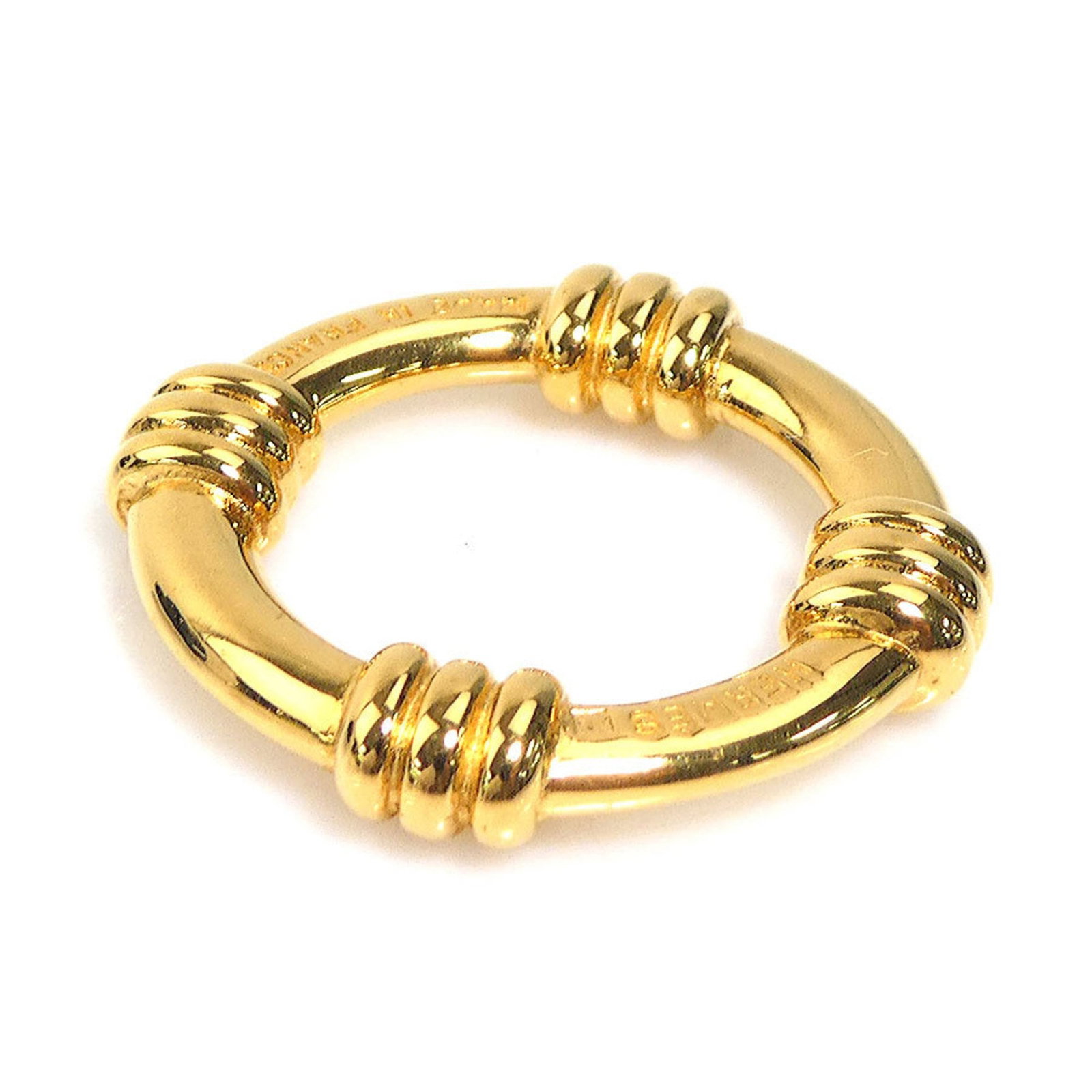 Hermes Scarf Ring Metal: Hermes Scarf Ring Metal The Hermes Scarf Ring Metal features a gold metal design with a scarf motif. Traces of usage are evident, including scratches and dirt, but overall the item remains in good con