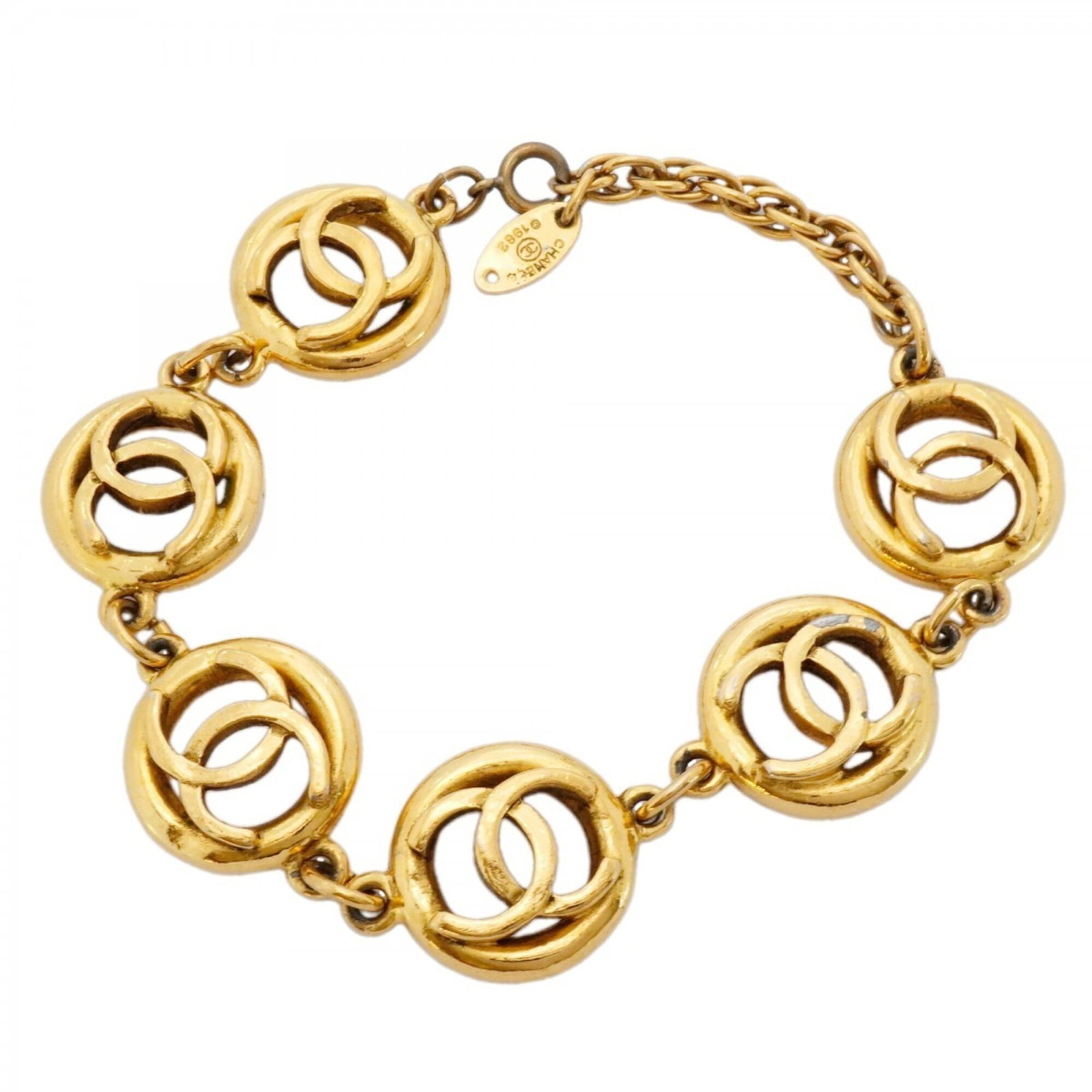 Chanel Charm Bracelet Gold Plating: Chanel Charm Bracelet Gold Plating Gold Plating Charm Bracelet from Chanel. This 22cm gold-plated charm bracelet features a classic design with traces of usage and minor scratches/dirt. Its condition