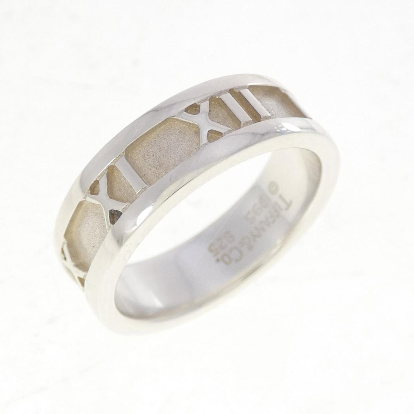 Tiffany Band Ring Silver 925: Tiffany Band Ring Silver 925 Silver band ring from Tiffany featuring 925 sterling silver construction. The ring showcases a subtle width of 5.8mm and weighs approximately 4.9g. Available in size 6 wit