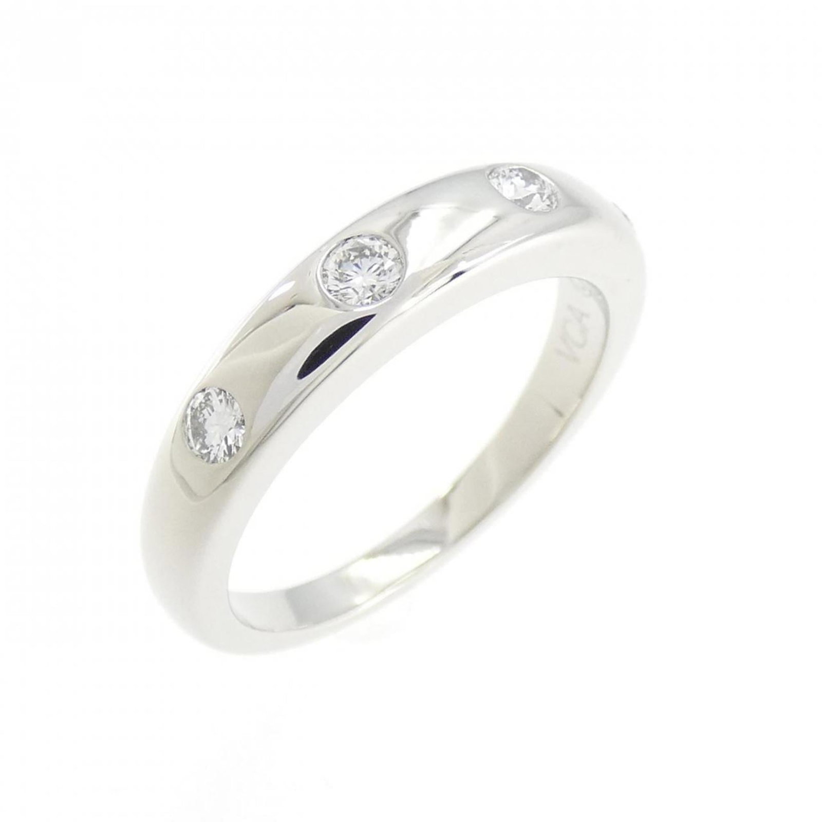 Van Cleef & Arpels Band Ring Platinum: Van Cleef & Arpels Band Ring Platinum Van Cleef & Arpels Band Ring Platinum features a striking platinum band adorned with a diamond stone. The ring's condition showcases only minor signs of usage, wi