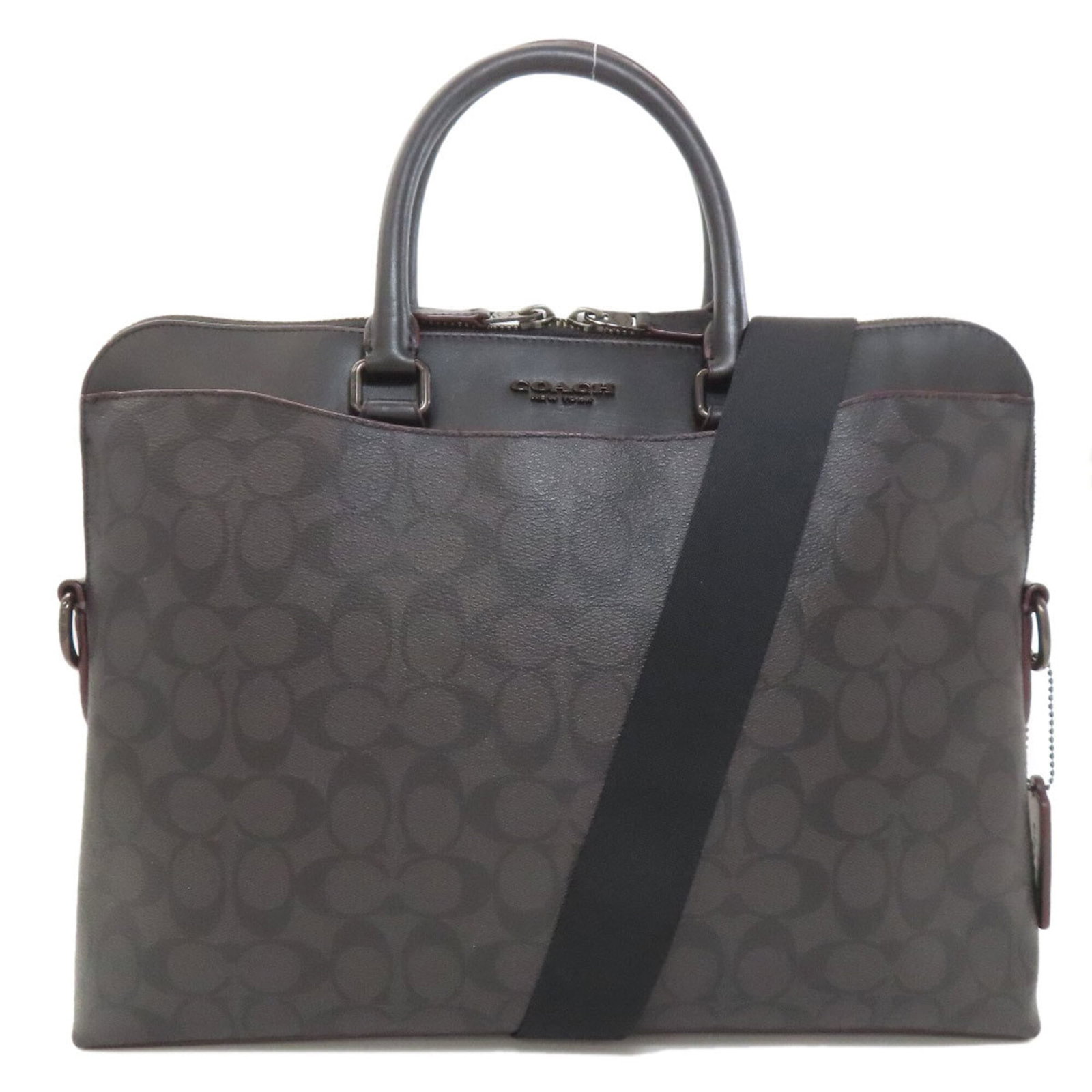 Coach Briefcase Pvc Leather: Coach Briefcase Pvc Leather The Coach Briefcase Pvc Leather features a sleek black design with a durable pvc leather exterior and a sturdy zipper closure. Measuring 28cm x 37cm x 4.5cm, this versatile