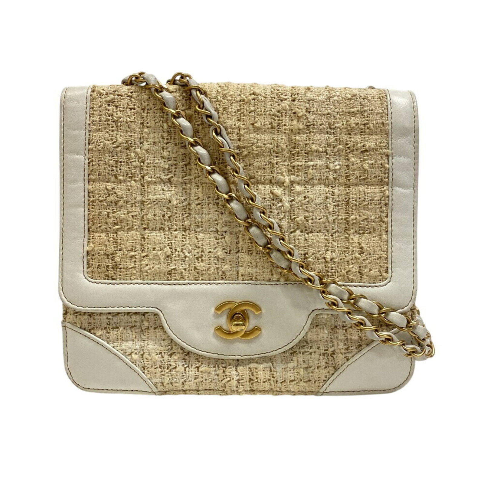 Chanel Shoulder Bag Tweed Leather: Chanel Shoulder Bag Tweed Leather The Chanel Shoulder Bag Tweed Leather boasts a timeless design with its classic beige and white tweed exterior, complemented by high-quality leather accents. Measurin