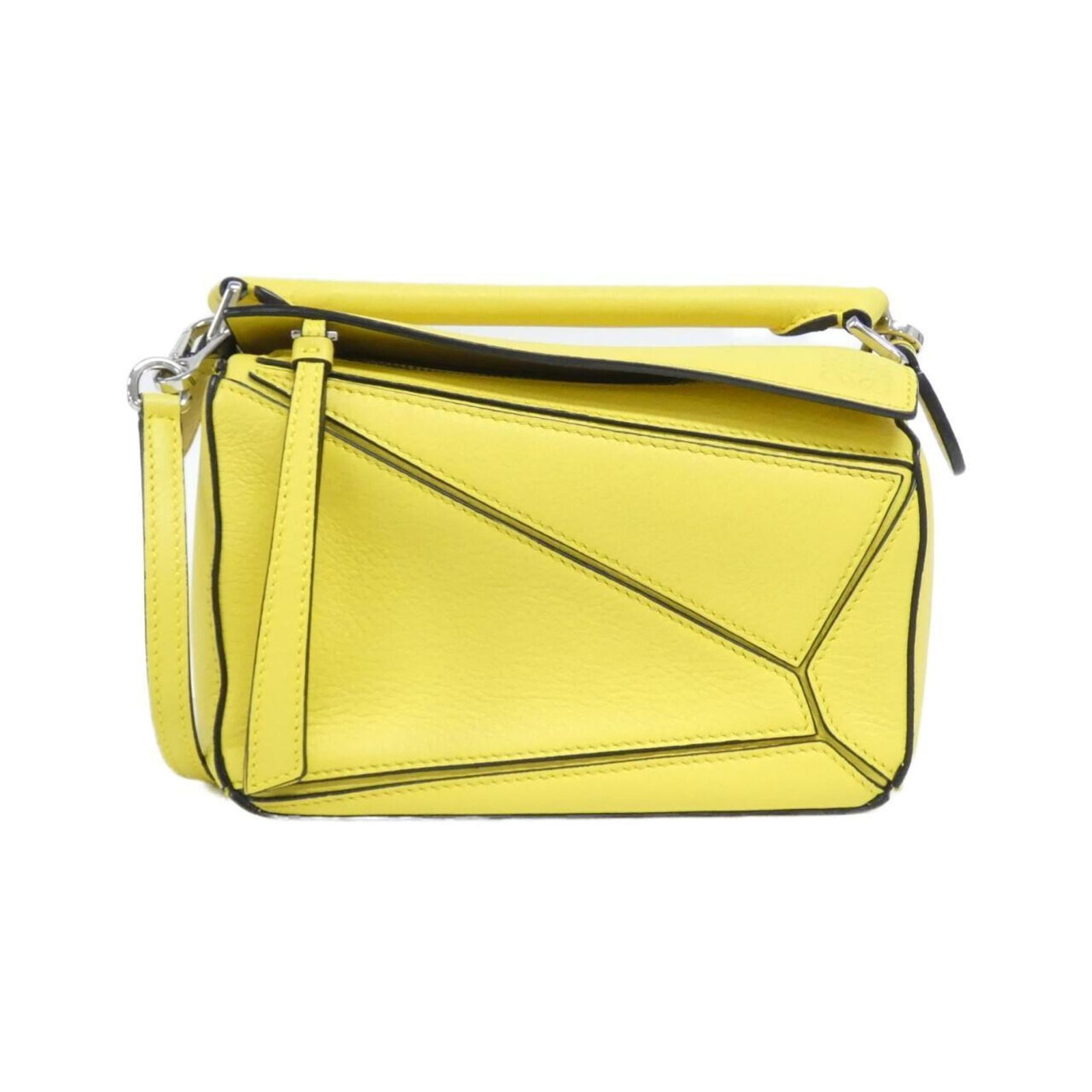 Loewe Handbag Leather: Loewe Handbag Leather This yellow Loewe handbag features high-quality calfskin leather with a few traces of usage and some minor scratches. Despite its age, the bag remains in very good condition, sho