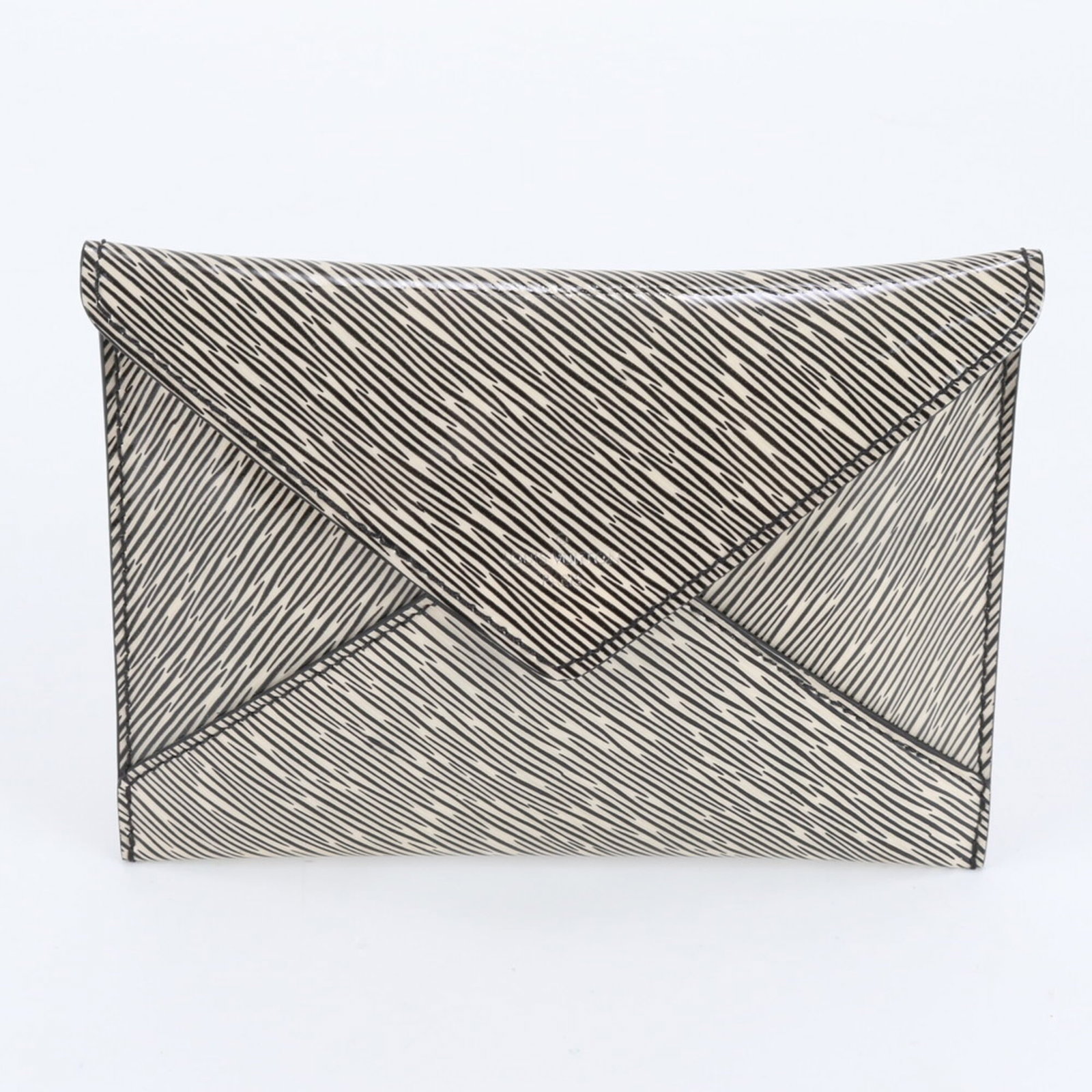Louis Vuitton Handbag Leather: Louis Vuitton Handbag Leather This Louis Vuitton handbag features high-quality beige leather with some minor scratches and dirt. The bag's classic design and timeless color make it a stylish addition