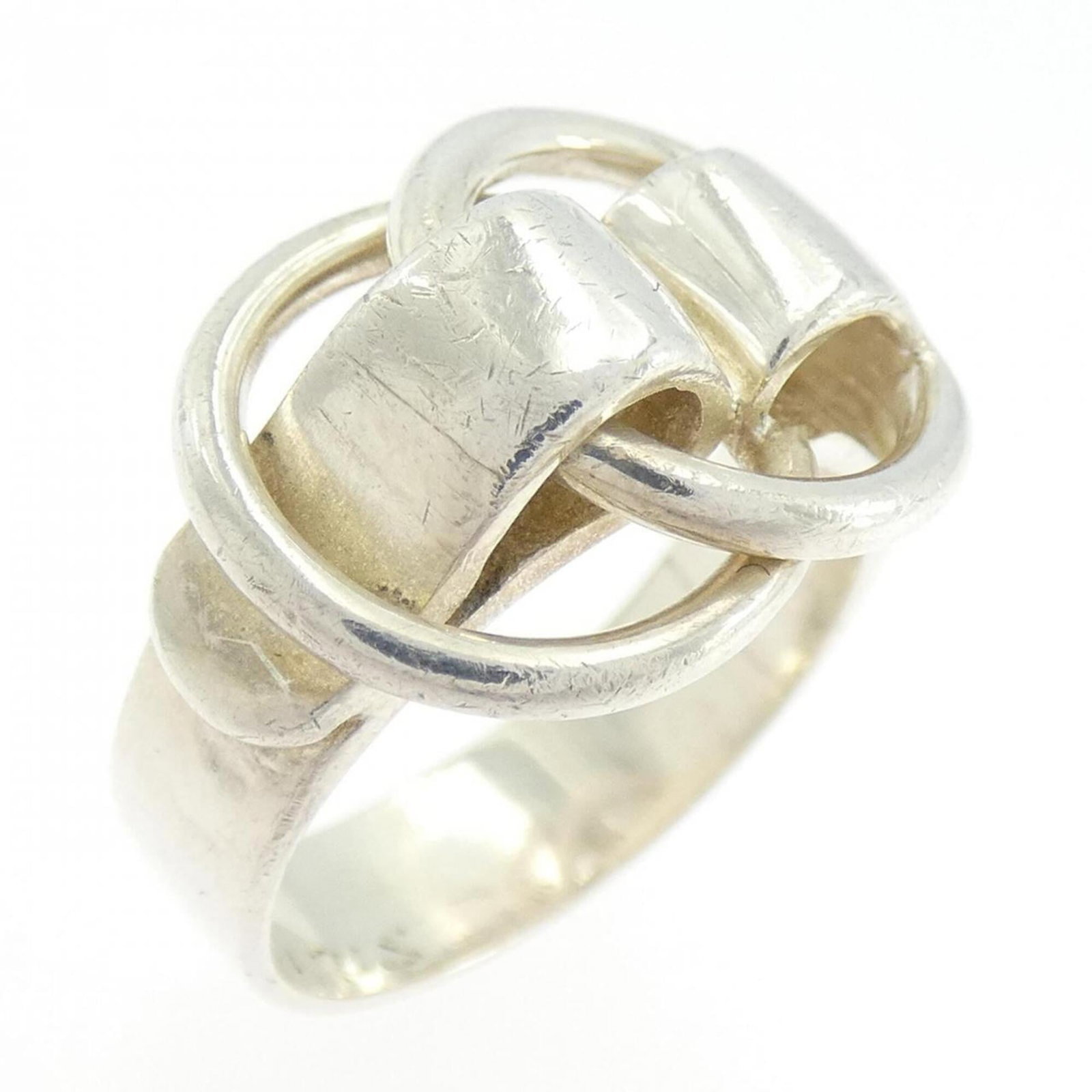 Hermes Band Ring: Hermes Band Ring The Hermes Band Ring boasts sleek design and premium craftsmanship. This pre-owned ring features a weight of 5.2g and measures 5.5 in US size, making it suitable for women's fingers.