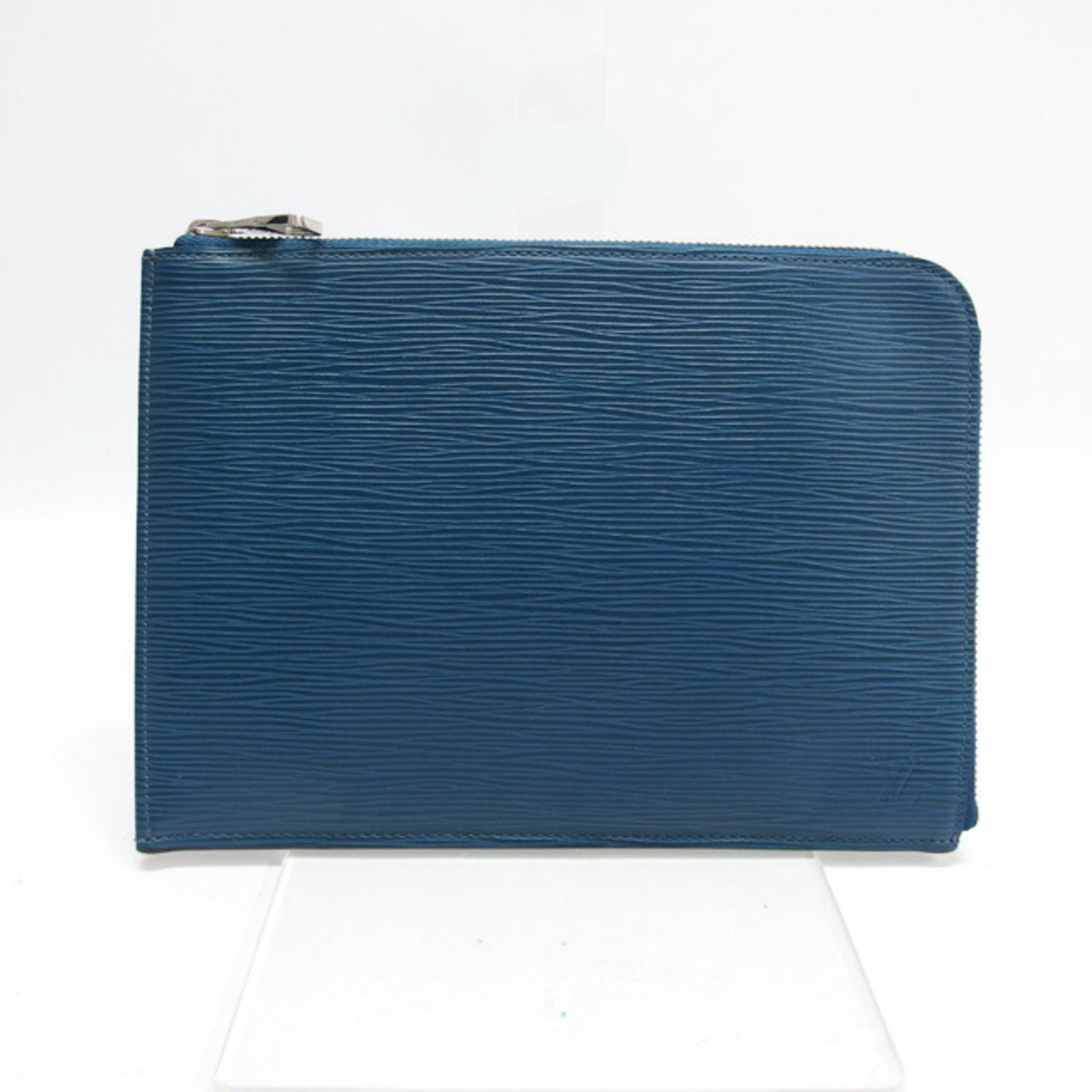 Louis Vuitton Clutch Bag Pochette Epi Leather: Louis Vuitton Clutch Bag Pochette Epi Leather The Louis Vuitton Clutch Bag Pochette Epi Leather features iconic Bleu Celeste color and sleek silver hardware. Made from high-quality Epi leather, this c