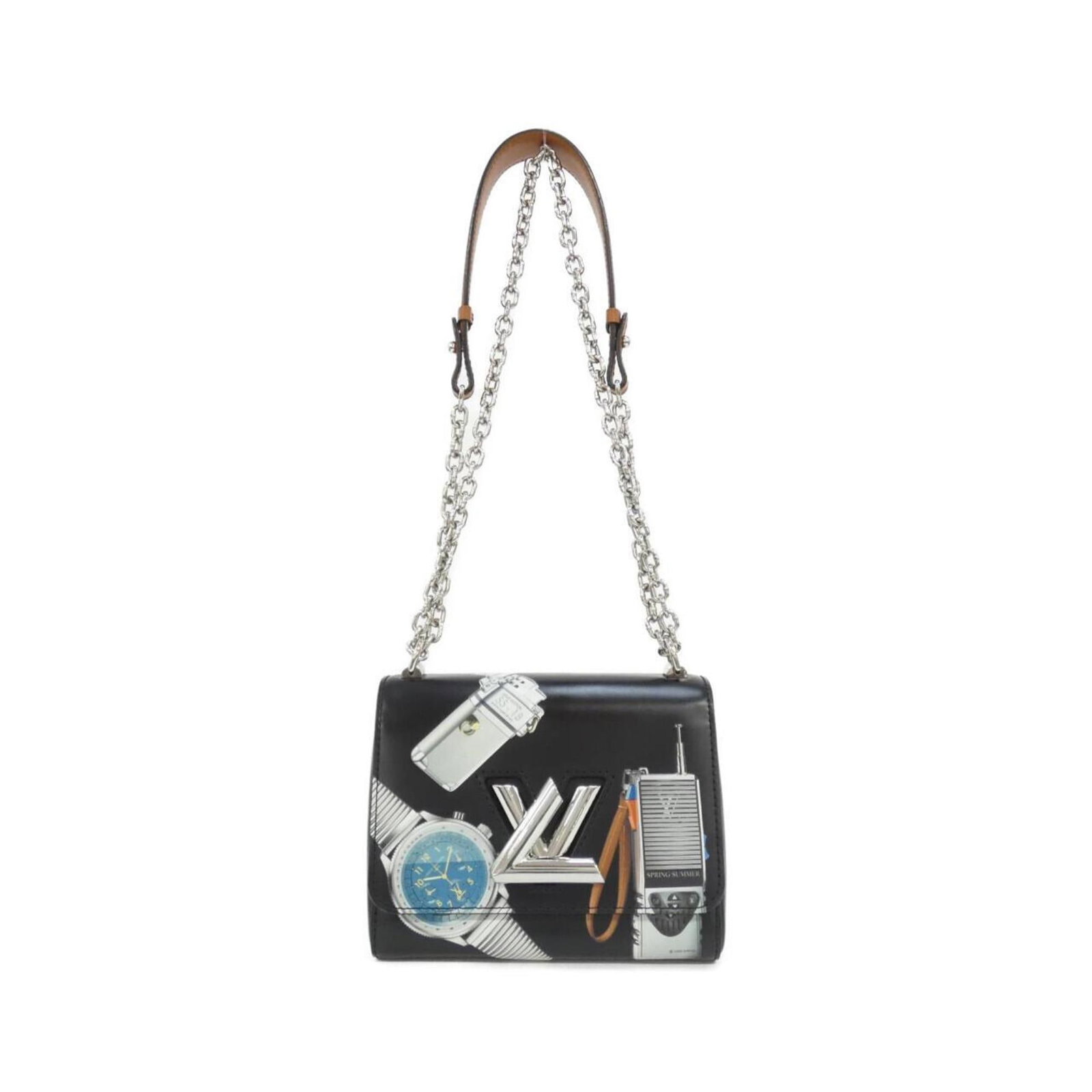 Louis Vuitton Shoulder Bag Leather: Louis Vuitton Shoulder Bag Leather Used Louis Vuitton Shoulder Bag in black calf leather with silver hardware. The bag has some scratches and dirt, but remains in very good condition. Its classic desi