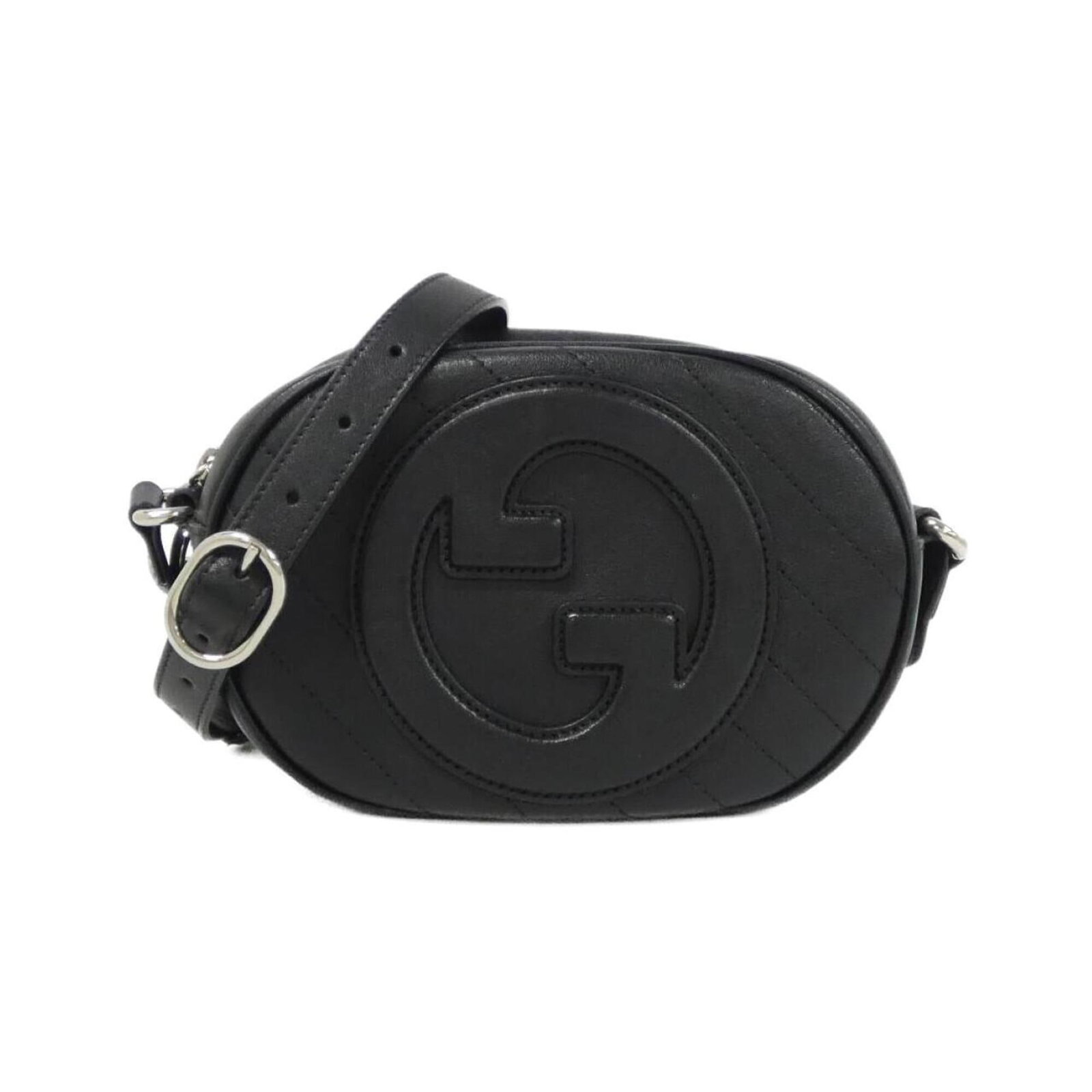 Gucci Shoulder Bag Leather: Gucci Shoulder Bag Leather Gucci shoulder bag in black leather with a classic design. The bag has some minor scratches and dirt, but remains in very good condition overall. Its compact size makes it a