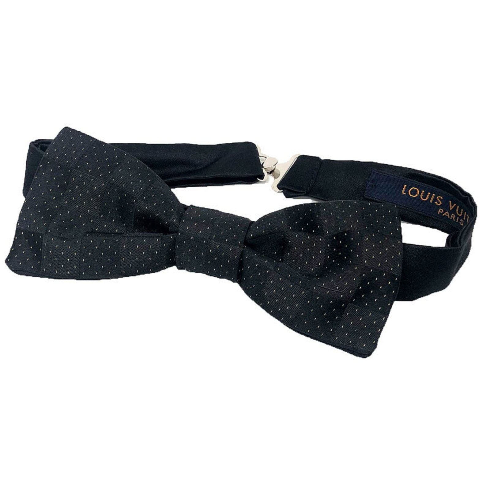 Louis Vuitton Bow Tie Silk Metal: Louis Vuitton Bow Tie Silk Metal Silk and metal come together in this black Louis Vuitton bow tie, featuring a striking design. Made from high-quality materials, its mint condition ensures a luxurious