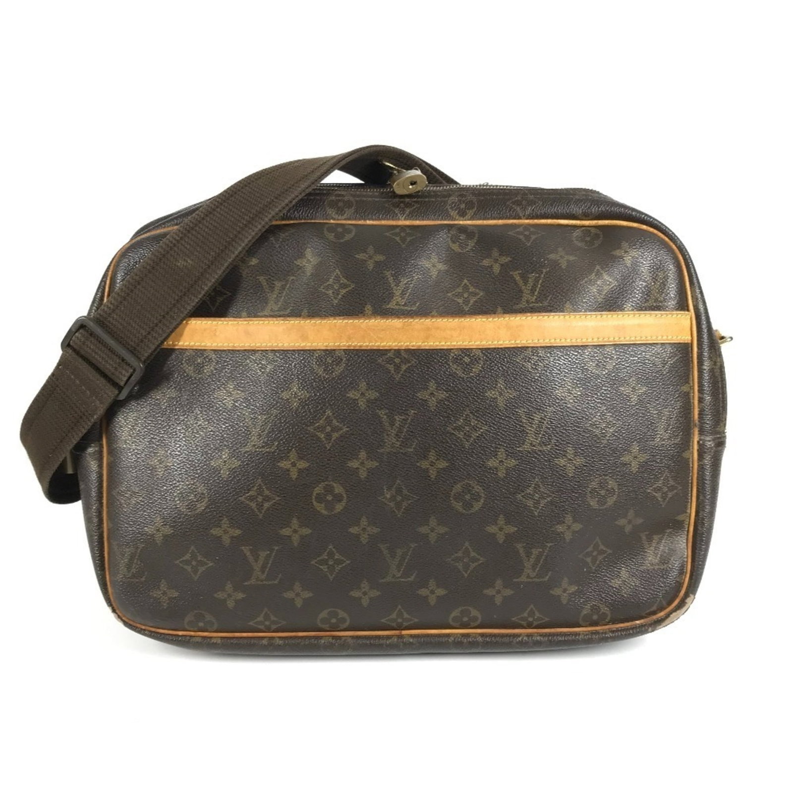 Louis Vuitton Shoulder Bag Monogram: Louis Vuitton Shoulder Bag Monogram Brown Louis Vuitton Monogram Shoulder Bag with Traces of Usage. This pre-owned shoulder bag features the iconic monogram pattern and has a classic design that