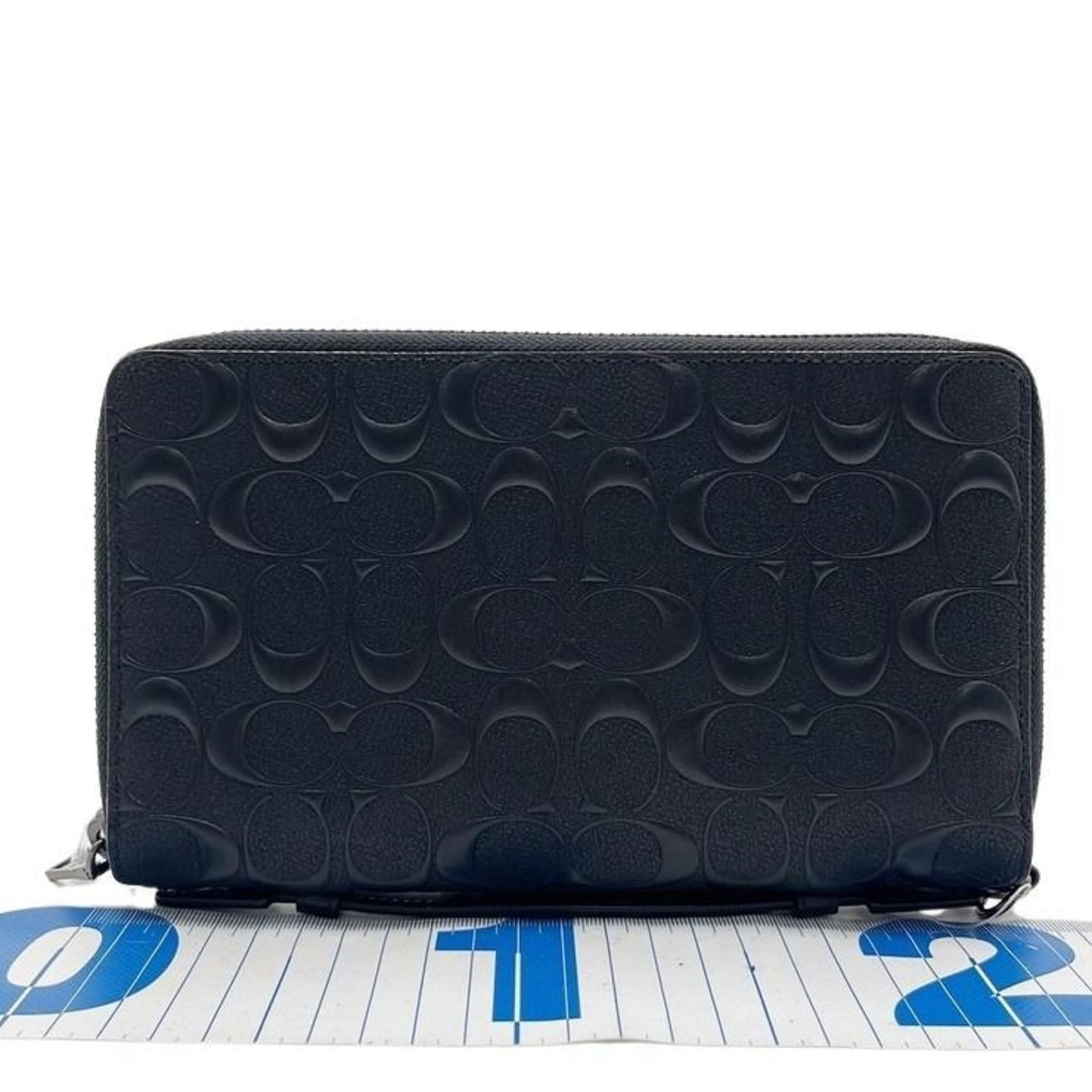 Coach Clutch Bag Leather: Coach Clutch Bag Leather Black leather clutch bag from Coach with a classic formal style. The bag has some minor signs of usage, including scratches and dirt, but remains in very good condition overal