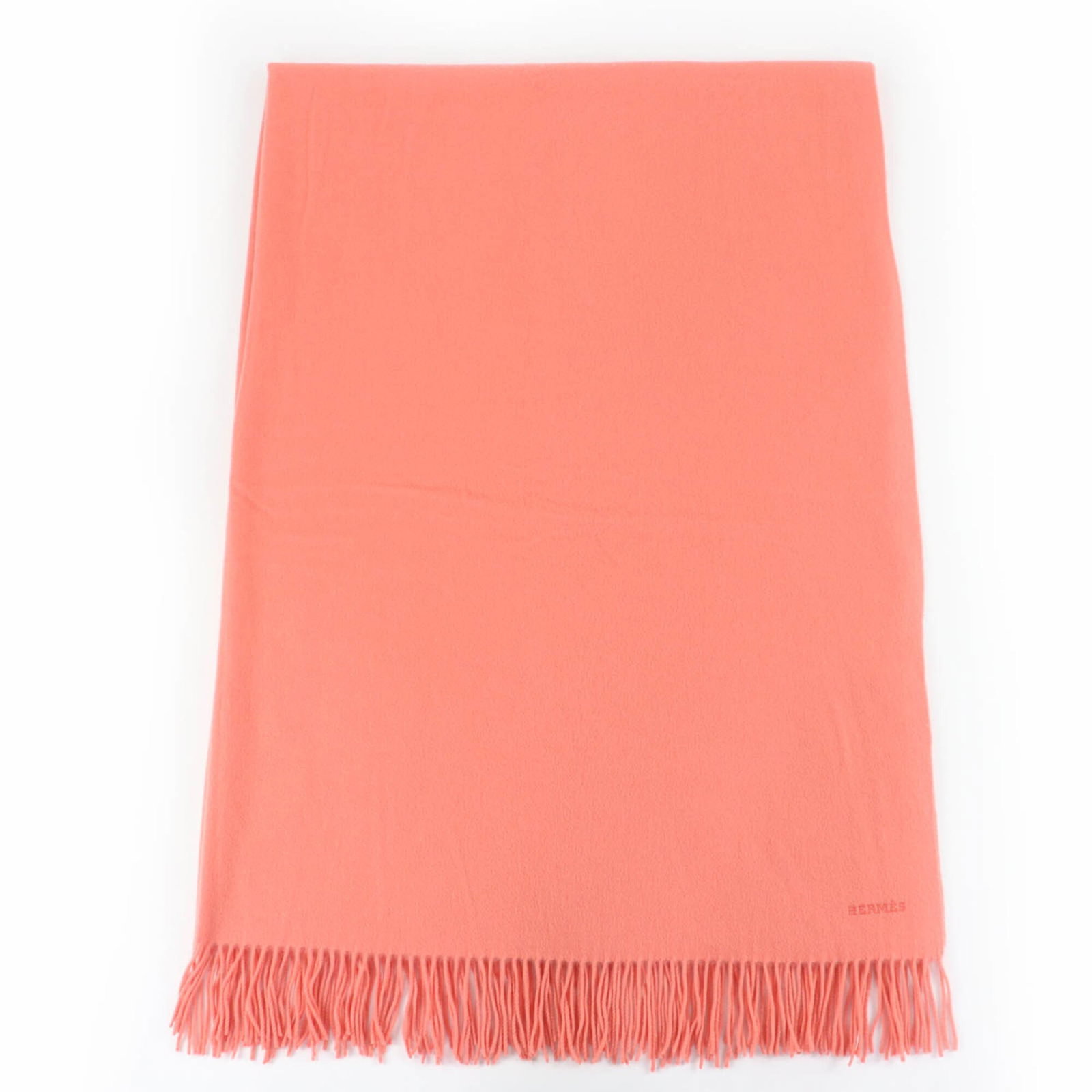 Hermes Stole Cashmere 100%: Hermes Stole Cashmere 100% Stole in exquisite pink cashmere, this Herm?s piece boasts exceptional softness and warmth. With its generous size of 1.9m x 1.42m, it's perfect for draping elegantly around