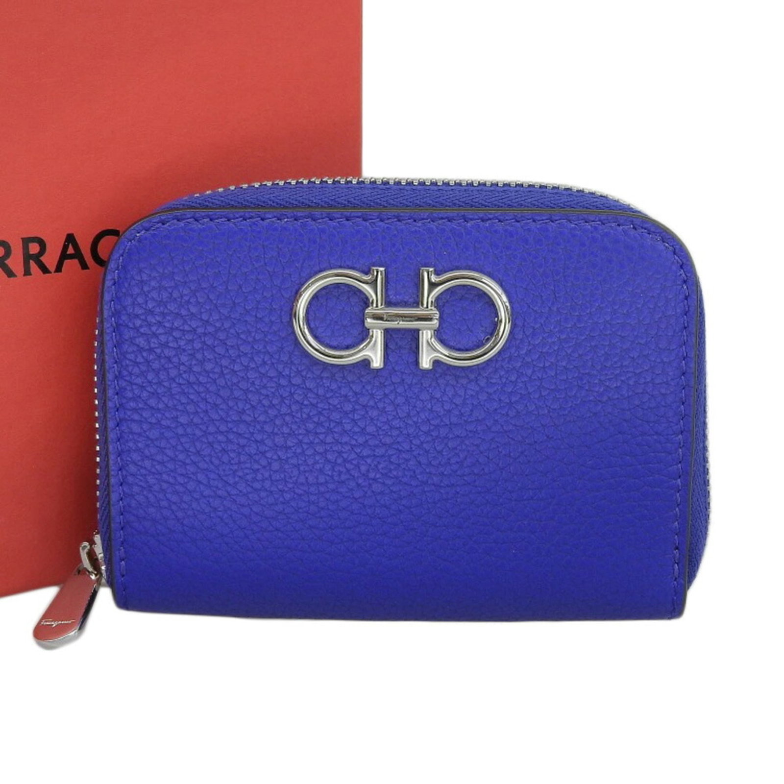 Salvatore Ferragamo Coin Purse/Coin Case Leather: Salvatore Ferragamo Coin Purse/Coin Case Leather The Salvatore Ferragamo Coin Purse/Coin Case Leather is a stylish and elegant accessory made from high-quality blue leather. Measuring 8cm x 11cm x 2cm